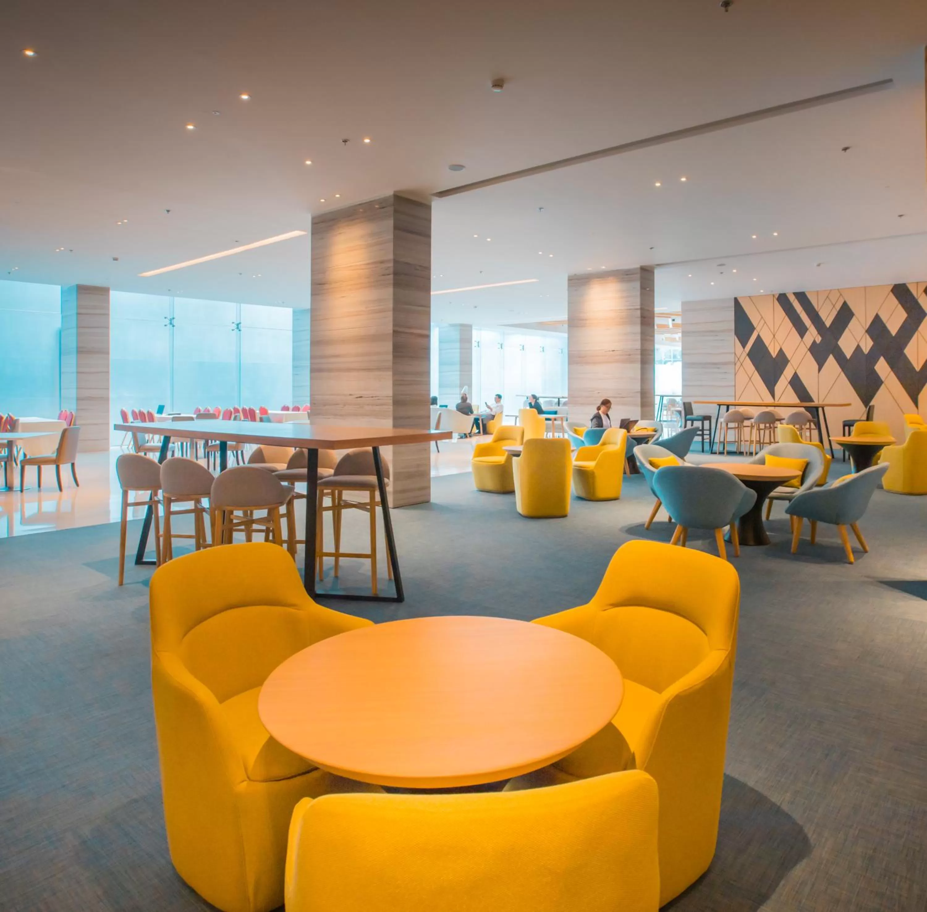 Lounge or bar in Holiday Inn Express Manila Newport City by IHG
