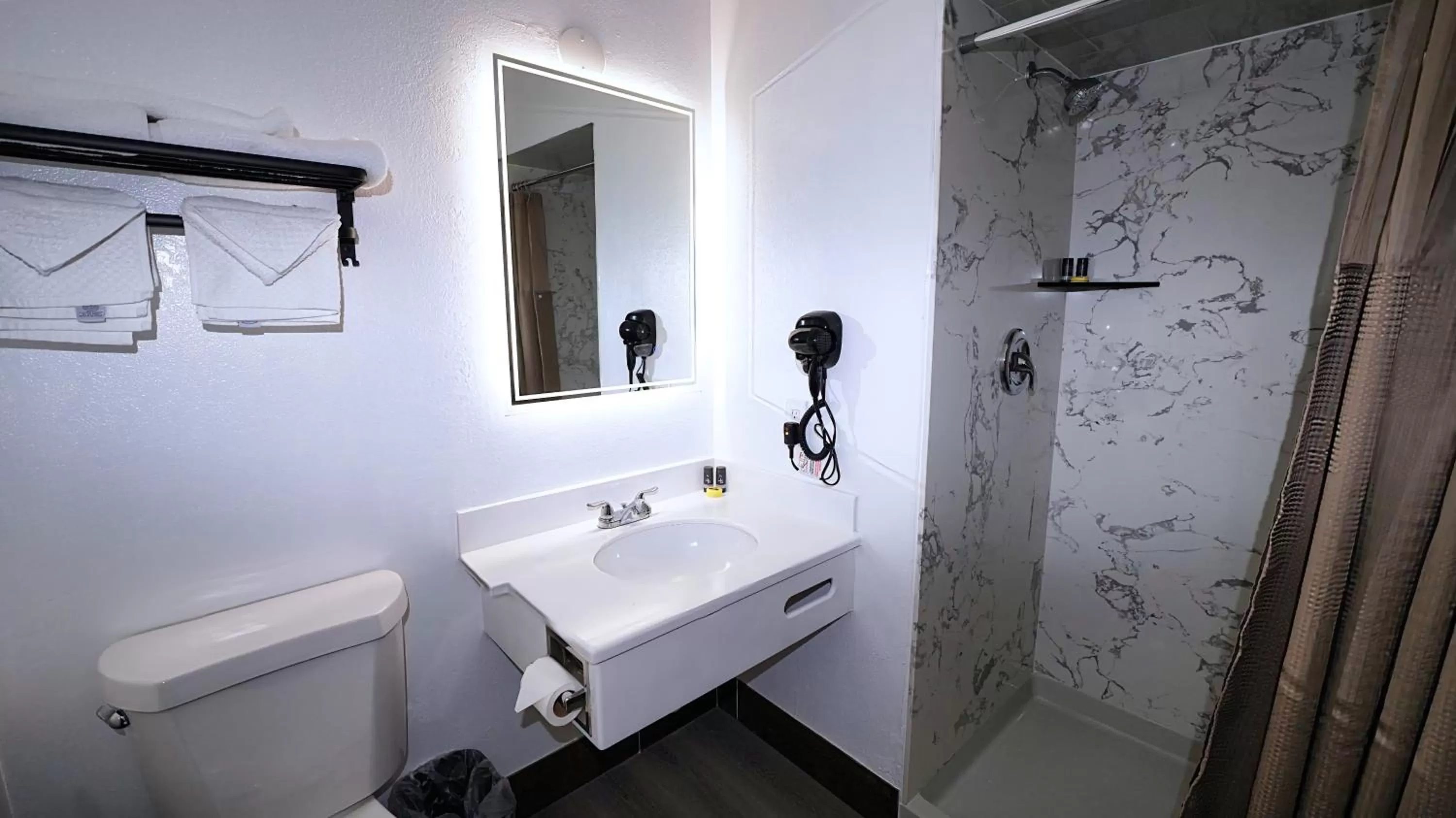 Shower in SeaSide Inn & Suites