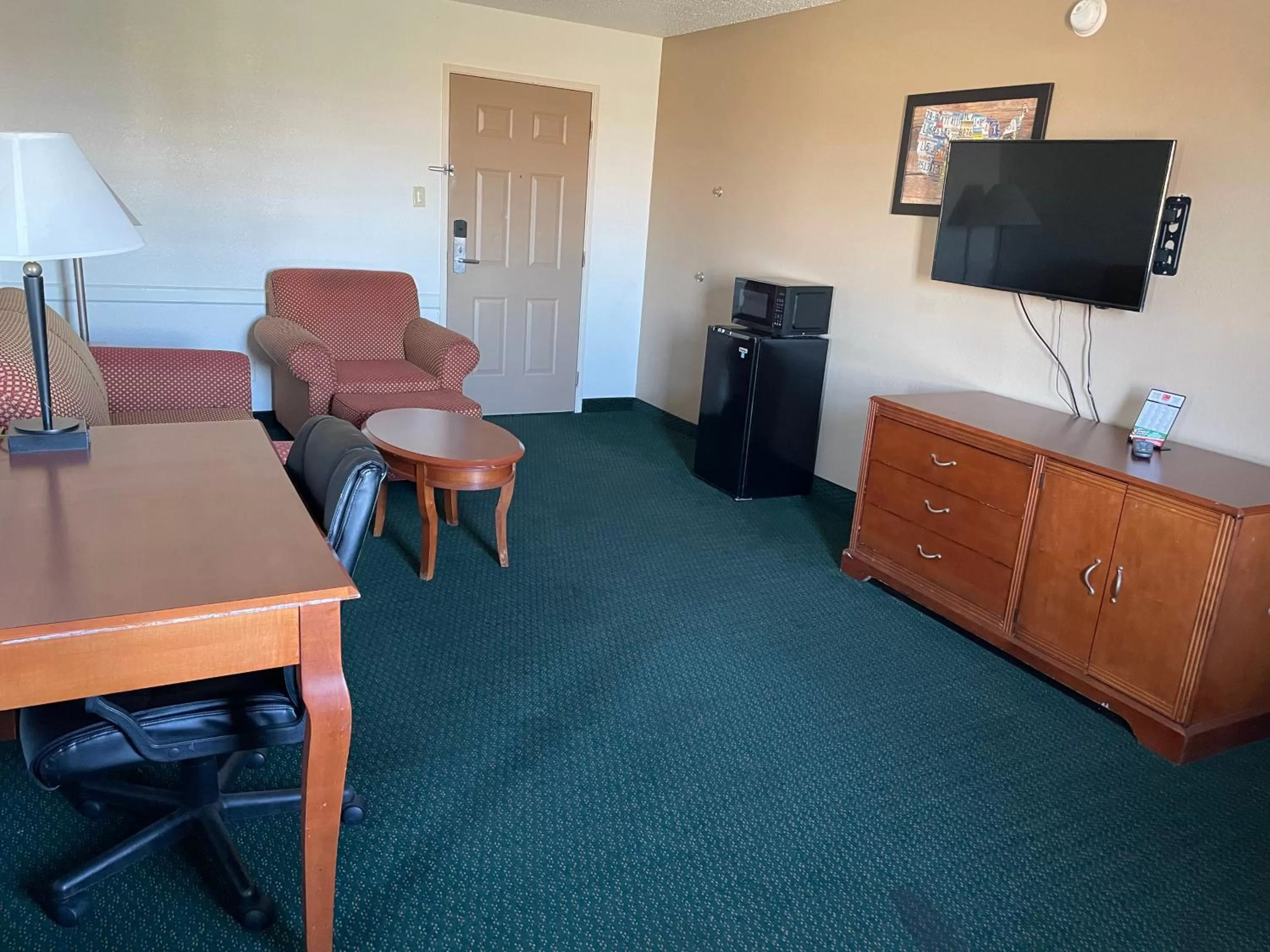 Seating area in Econo Lodge