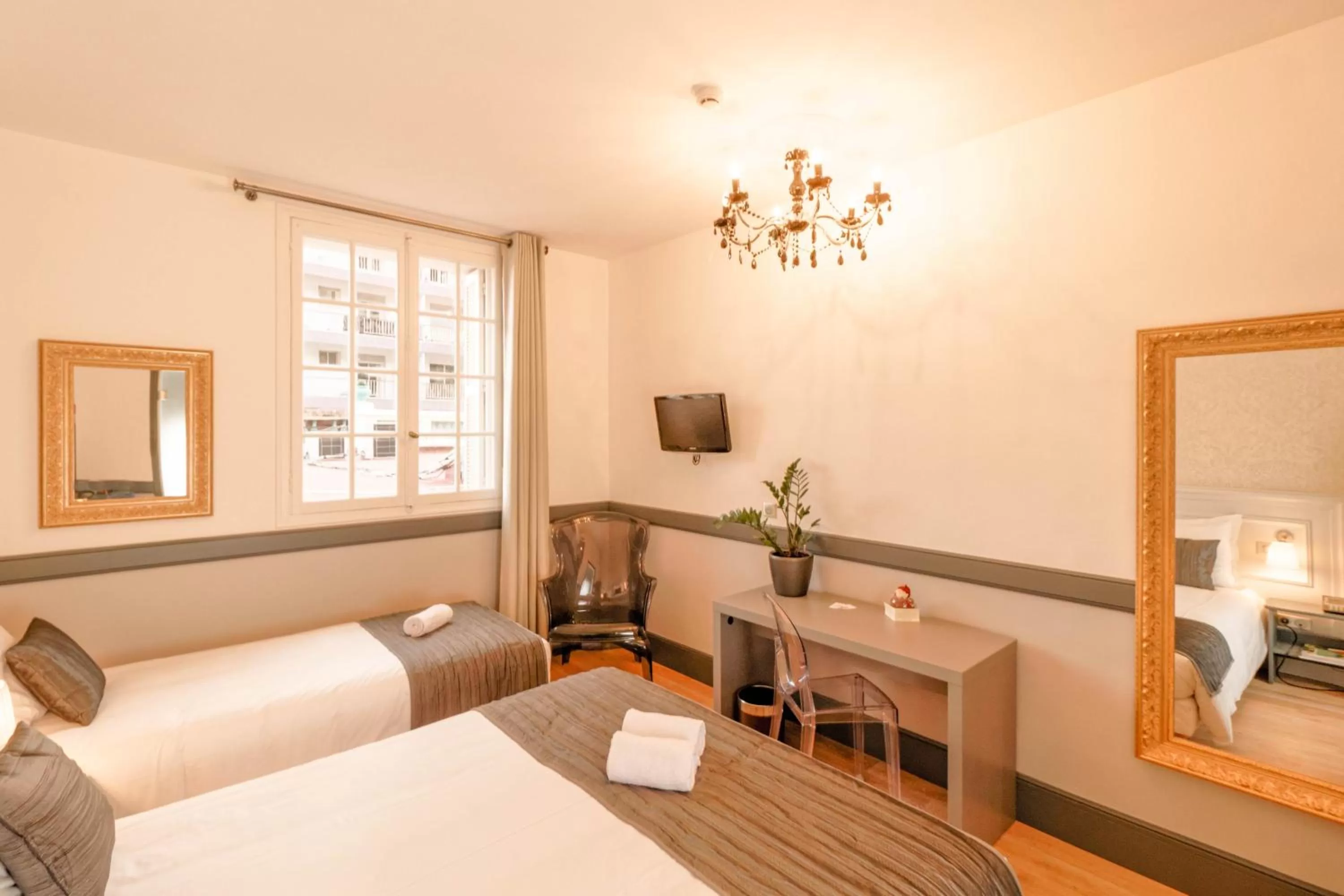 Bed in Hotel Restaurant Edmond's