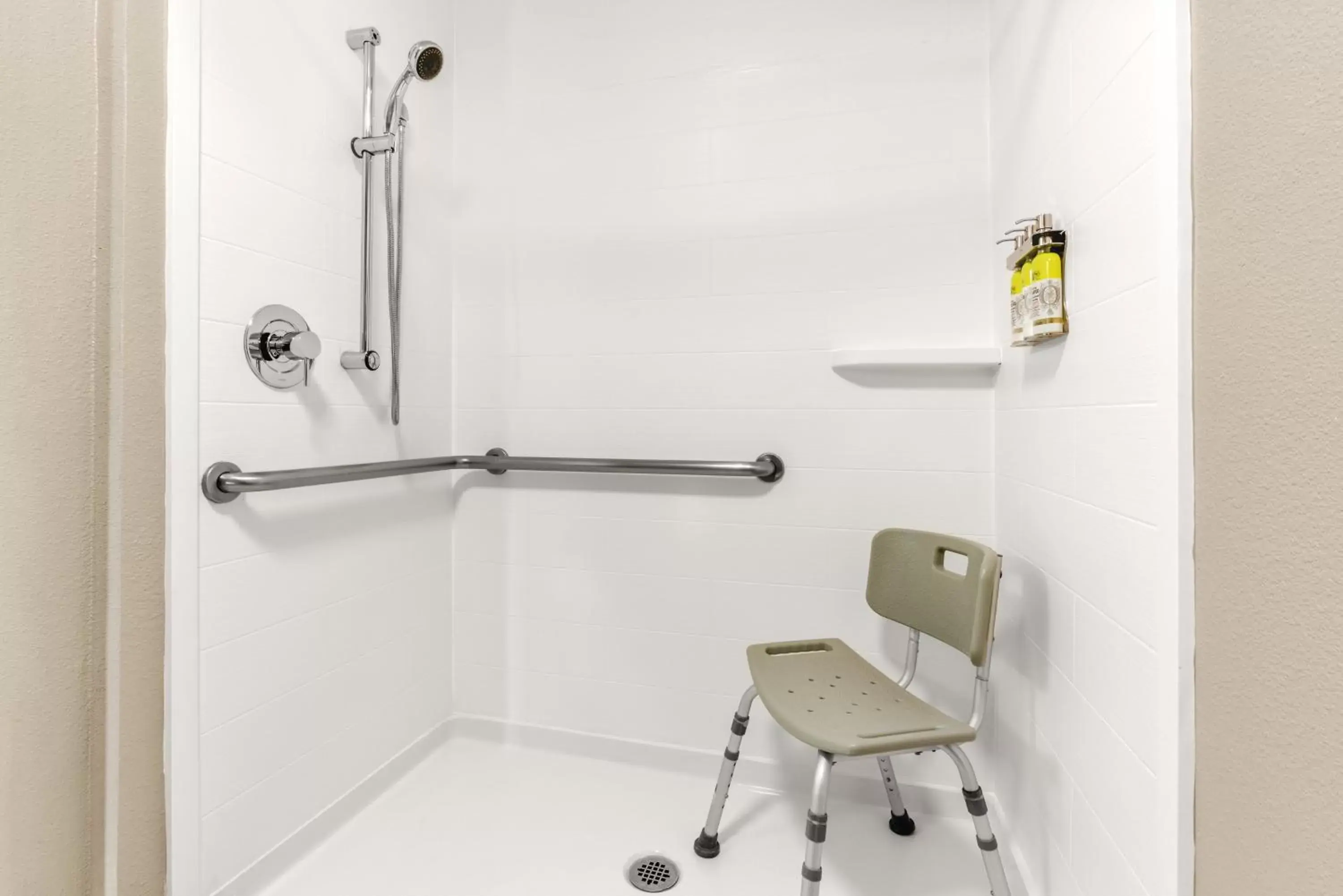 King Room with Hearing Accessible Roll In Shower - Non-Smoking in Holiday Inn Express Portland SE - Clackamas Area by IHG King Room with Hearing Accessible Roll In Shower - Non-Smoking in Holiday Inn Express Portland SE - Clackamas Area by IHG