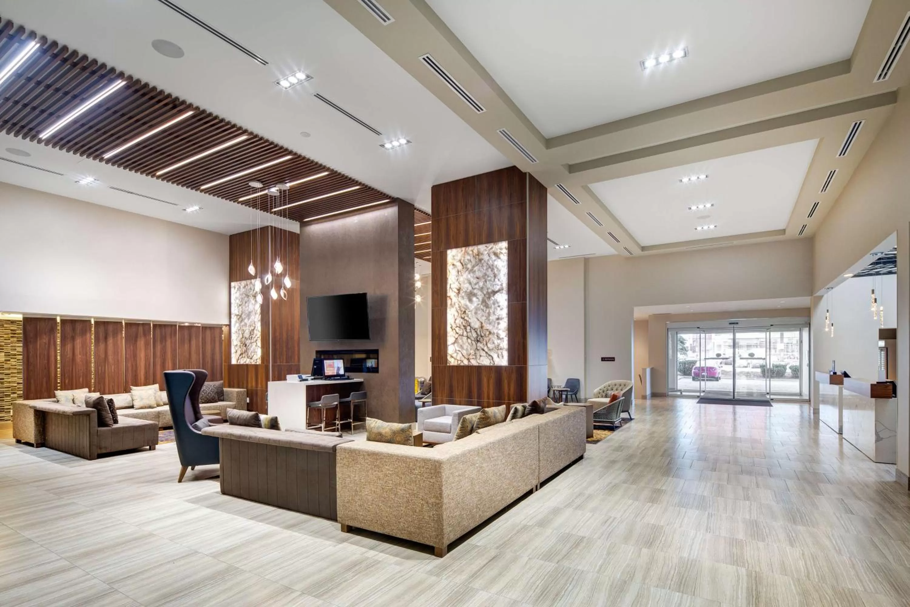 Lobby or reception in Doubletree by Hilton Toronto Airport, ON