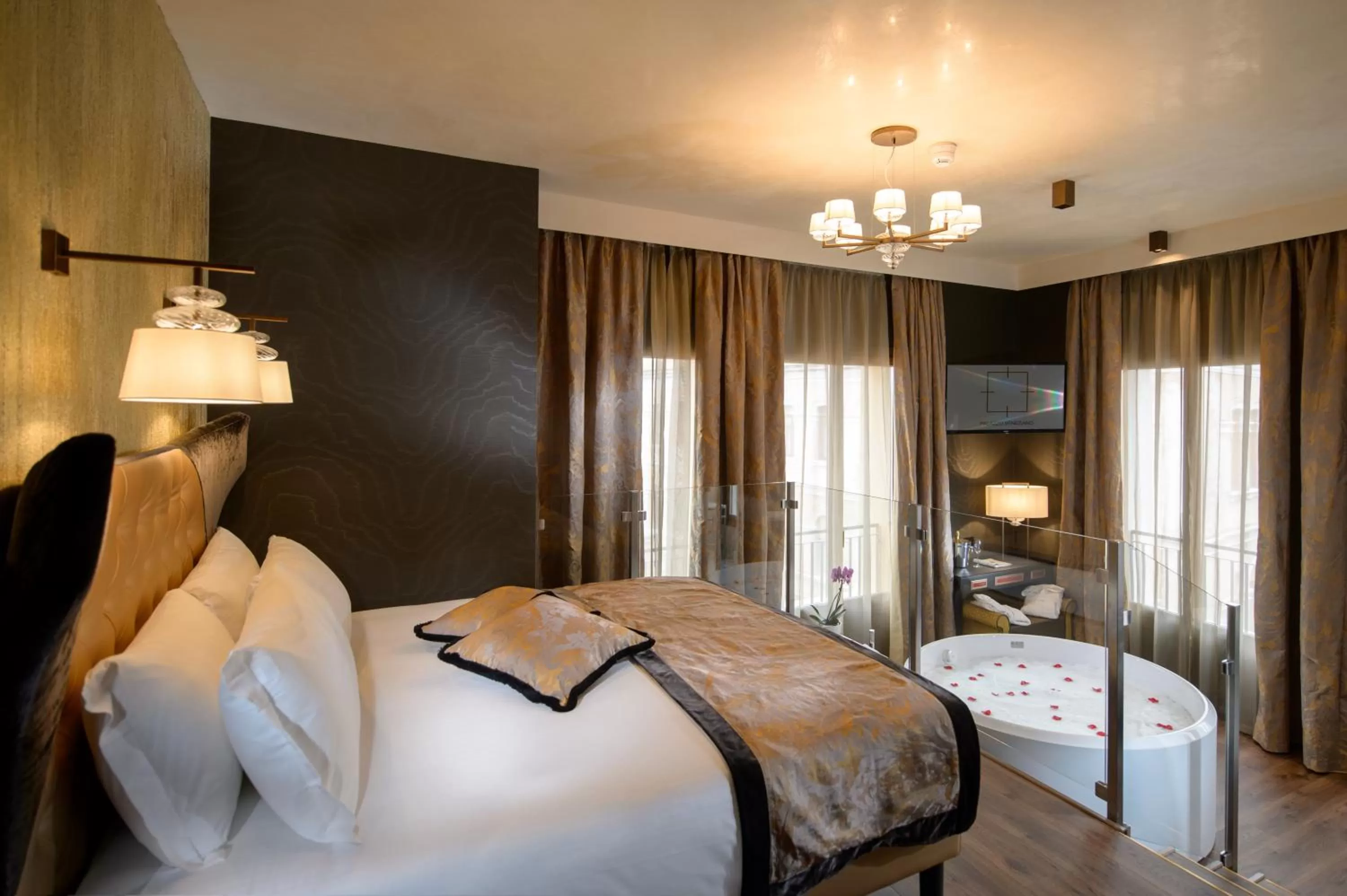 Bed in Palazzo Veneziano - Venice Collection