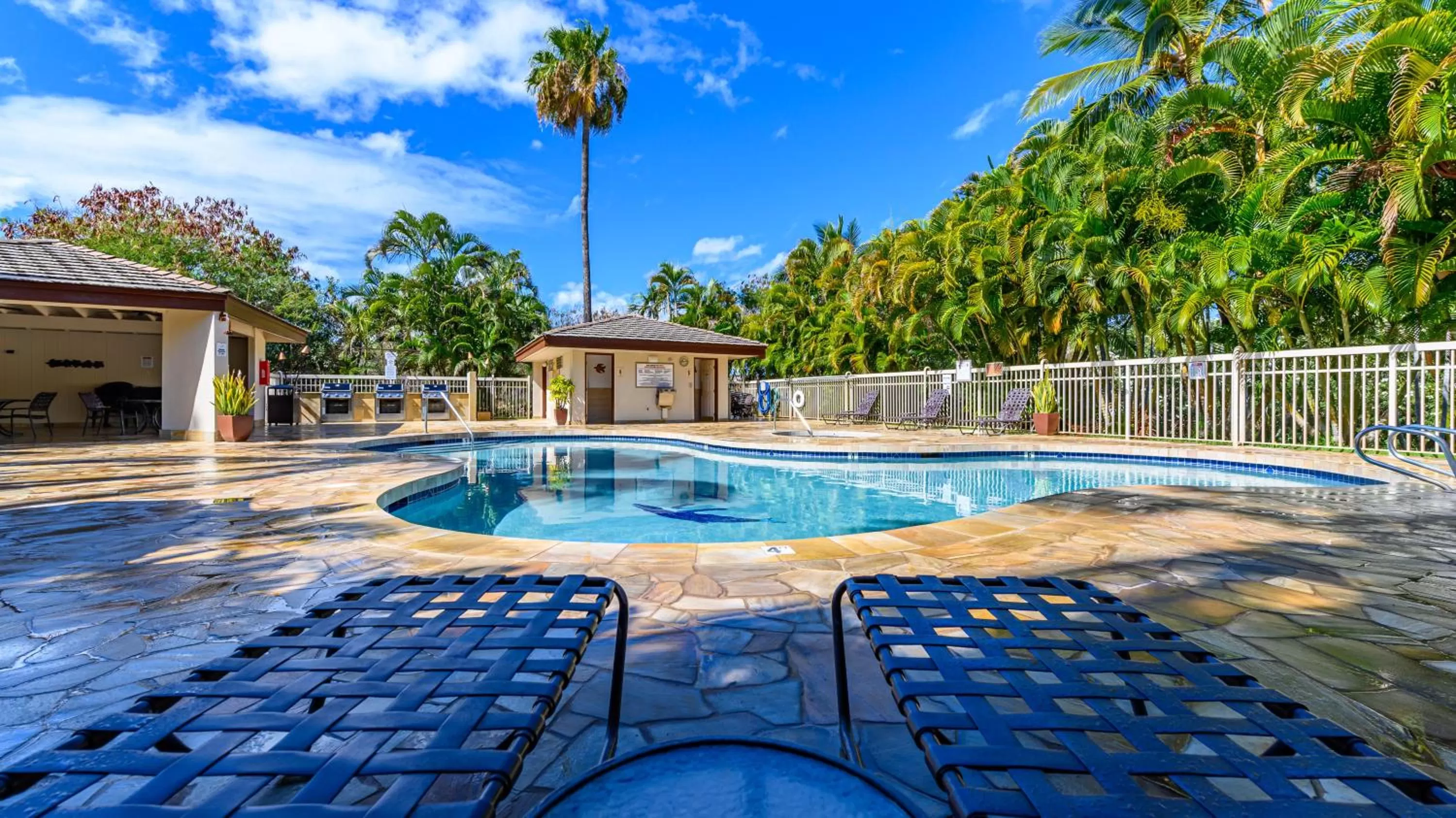 Swimming Pool in Castle Maui Banyan