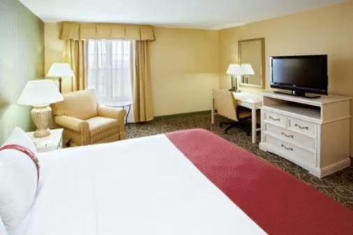 Bed in Holiday Inn Chantilly-Dulles Expo Airport by IHG