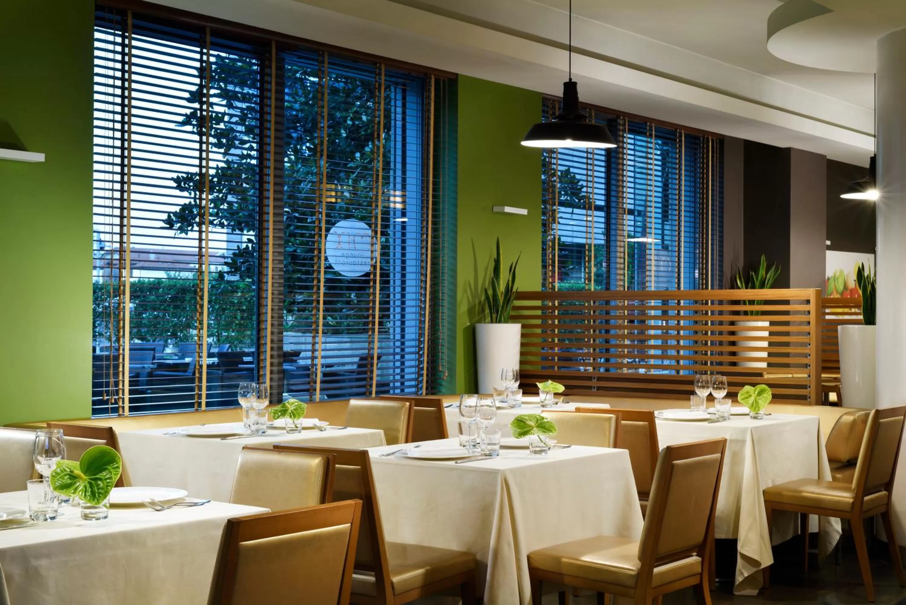 Restaurant/places to eat in UNA Hotels The One Milano Hotel & Residence