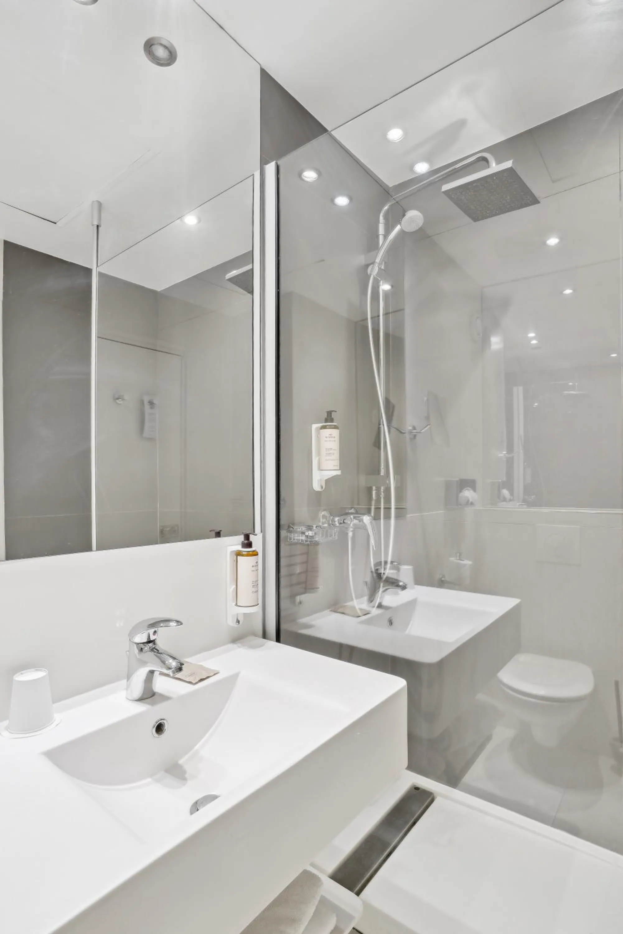 Bathroom in Mercure Paris Opéra Faubourg Montmartre