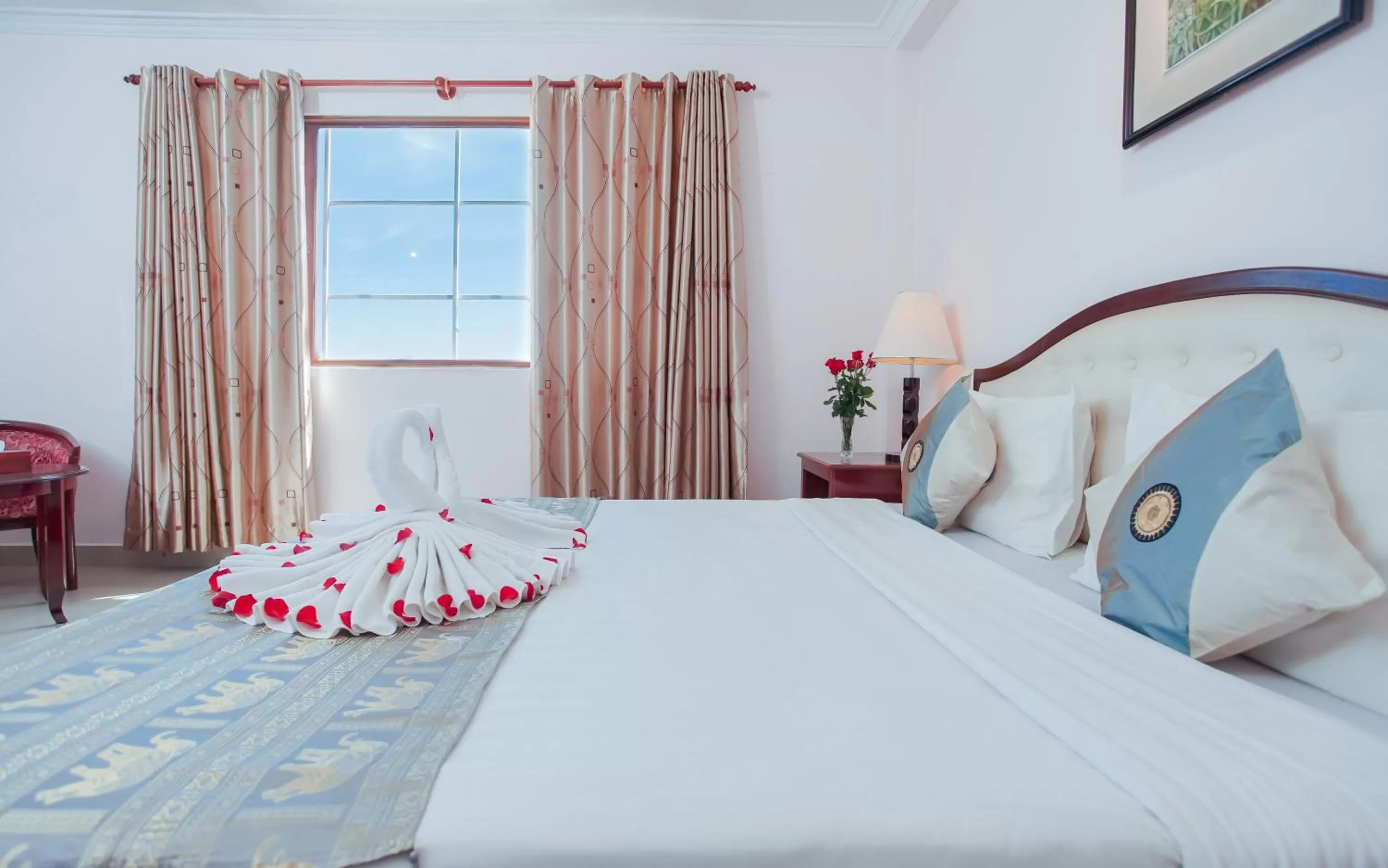 Bed in Silver Mounts Hotel