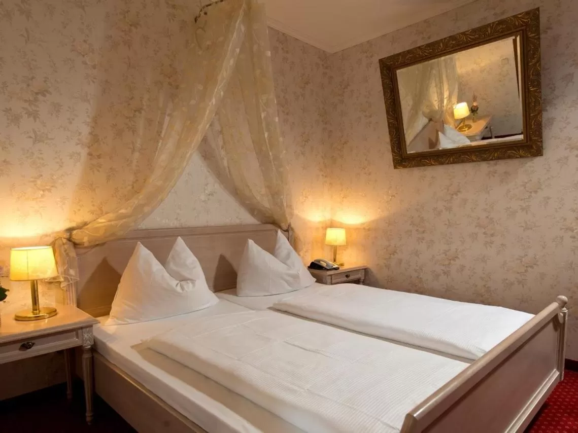 Bedroom, Bed in Seeschloß