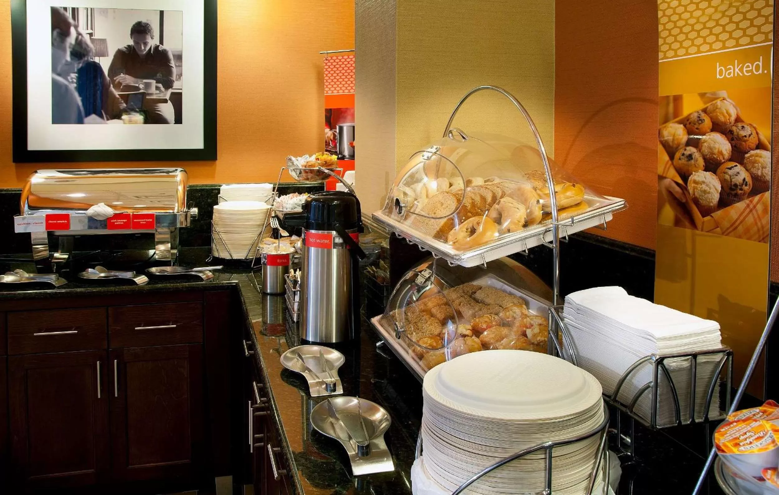 Dining area in Hampton Inn Alexandria