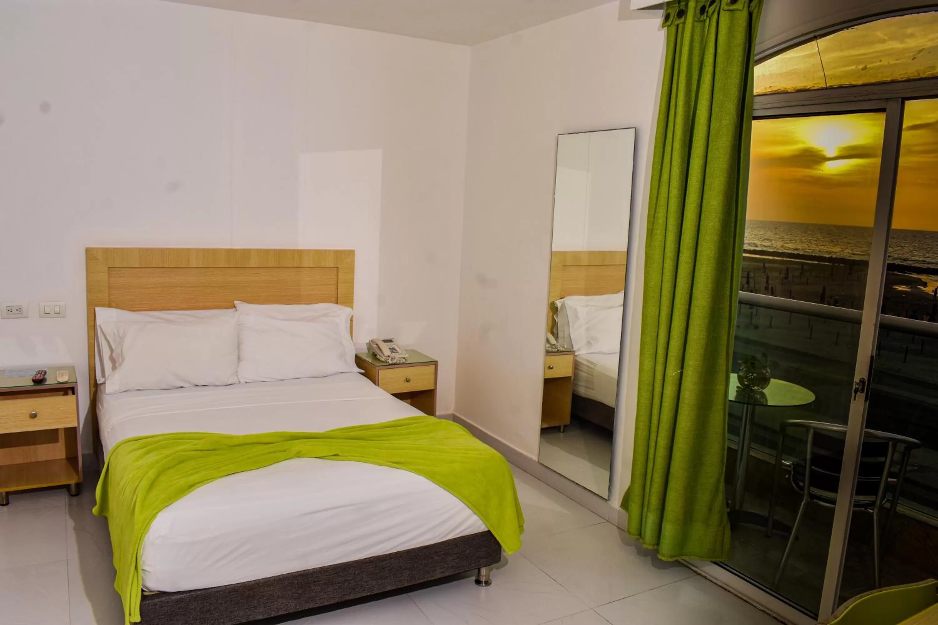 Balcony/Terrace, Bed in Hotel Isla Capri