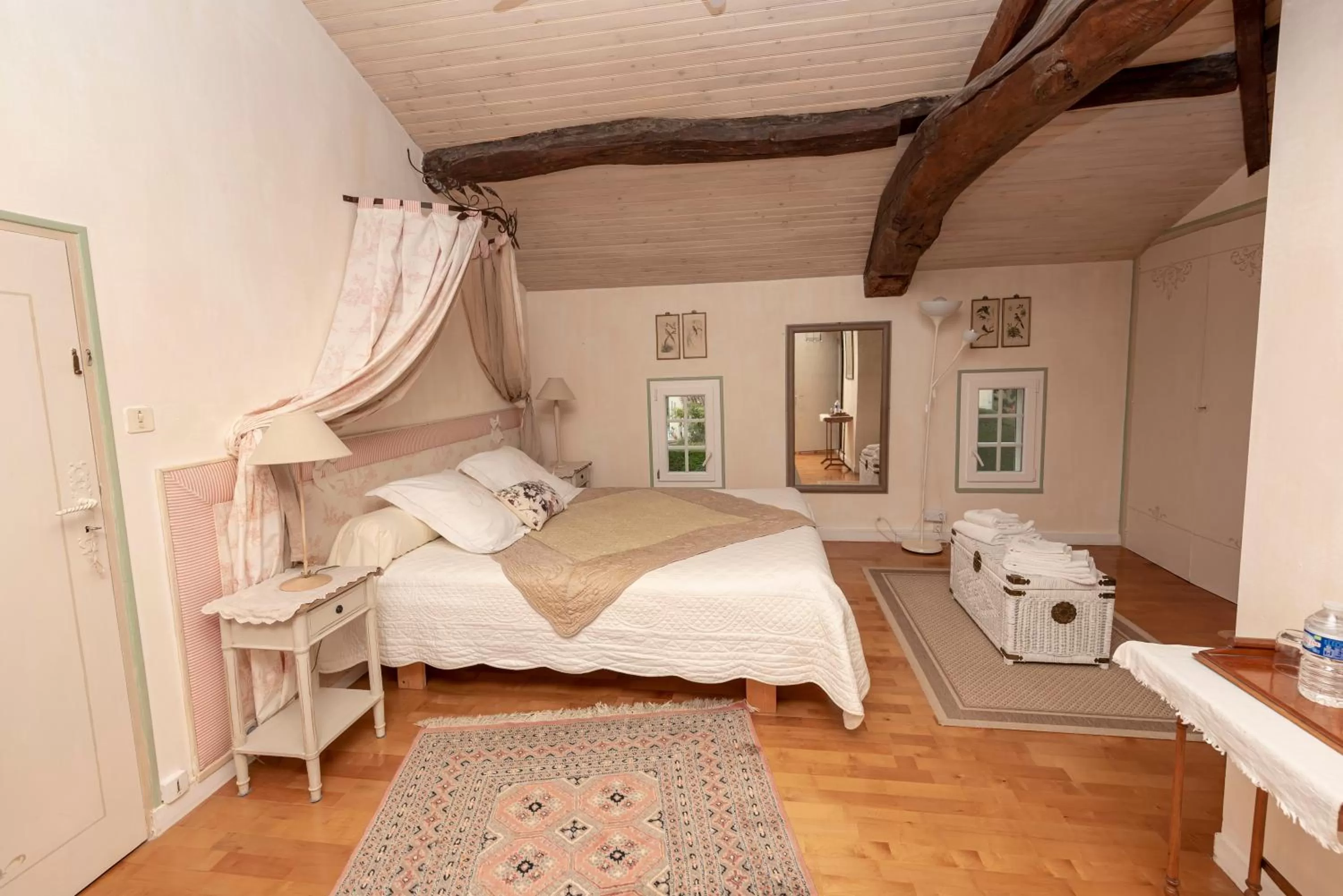 Photo of the whole room, Bed in Chambres d'hôtes de charme au REFUGE DU PEINTRE prés de St Emilion