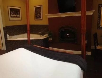 Bed in Glen Ellen Inn Secret Cottages