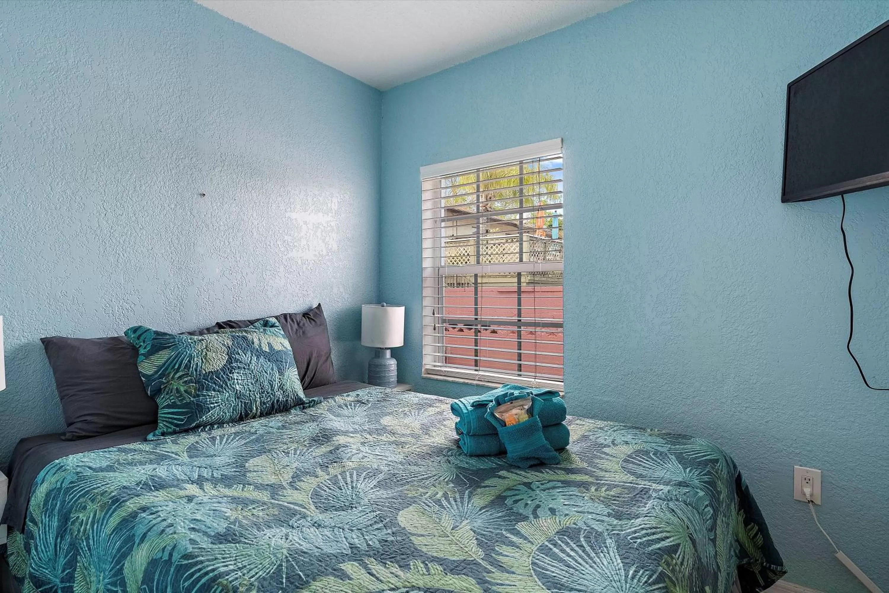 Bed in Blind Pass Resort Motel