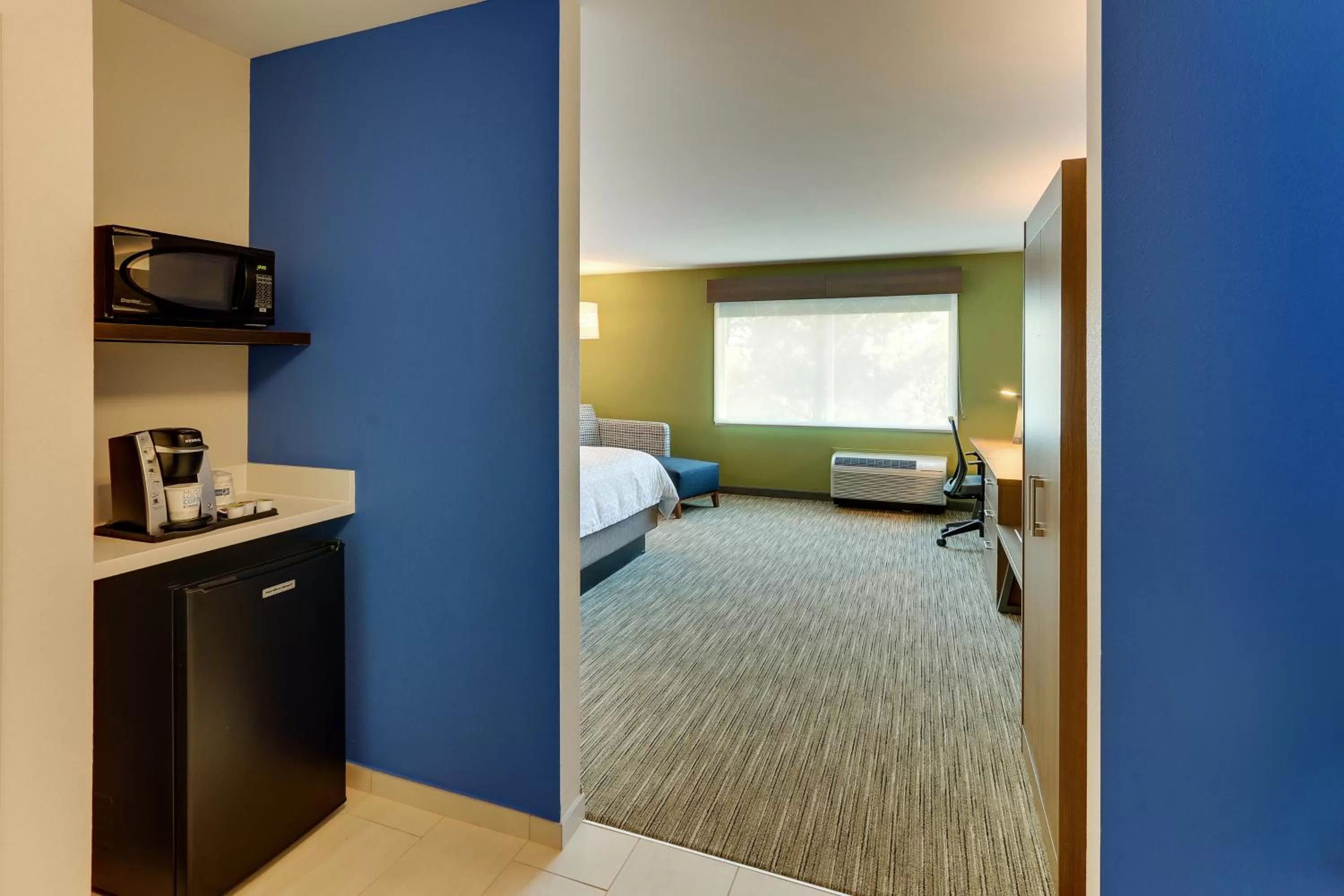 Bed in Holiday Inn Express & Suites - Roanoke – Civic Center
