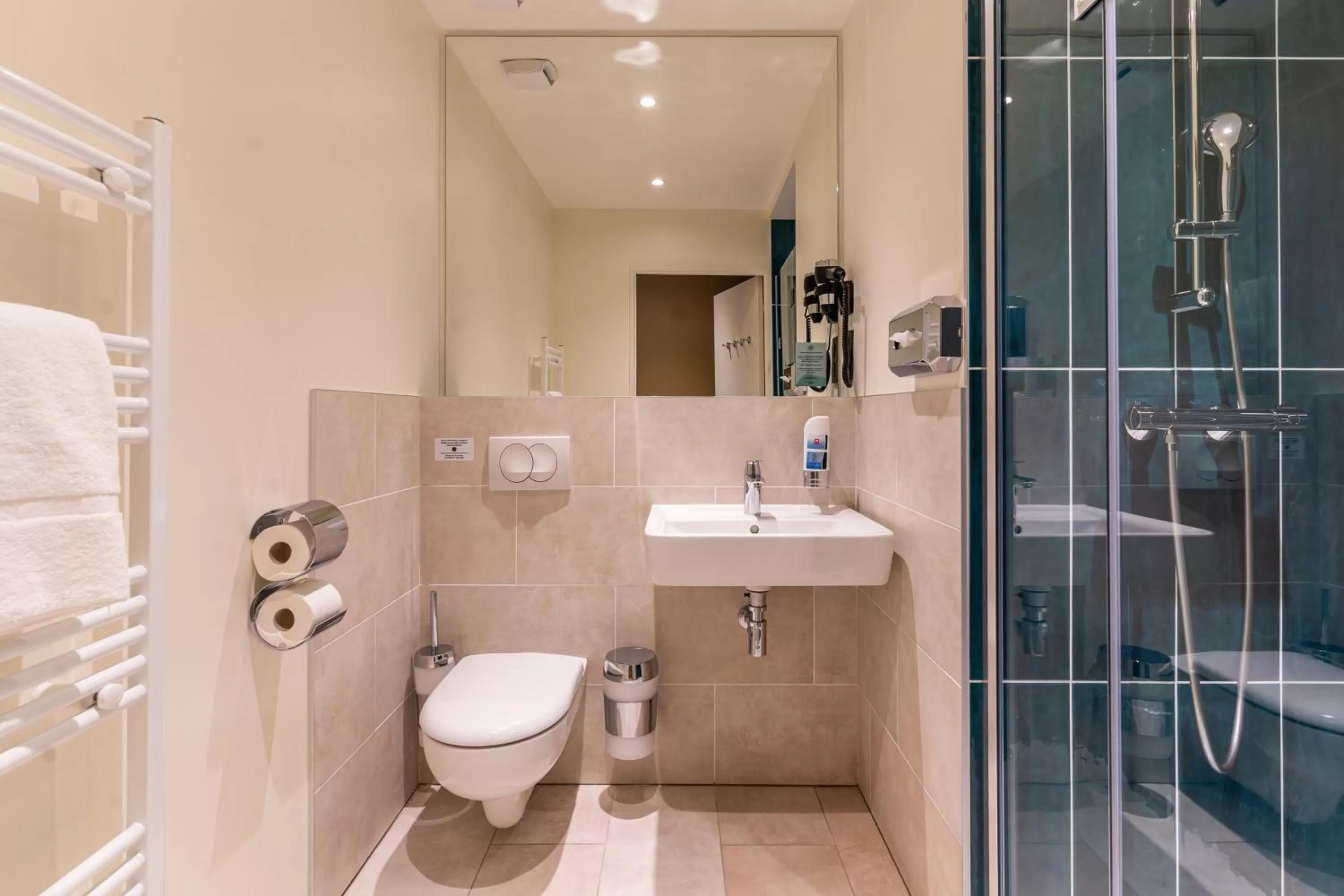 Bathroom in MEININGER Marseille Centre la Joliette