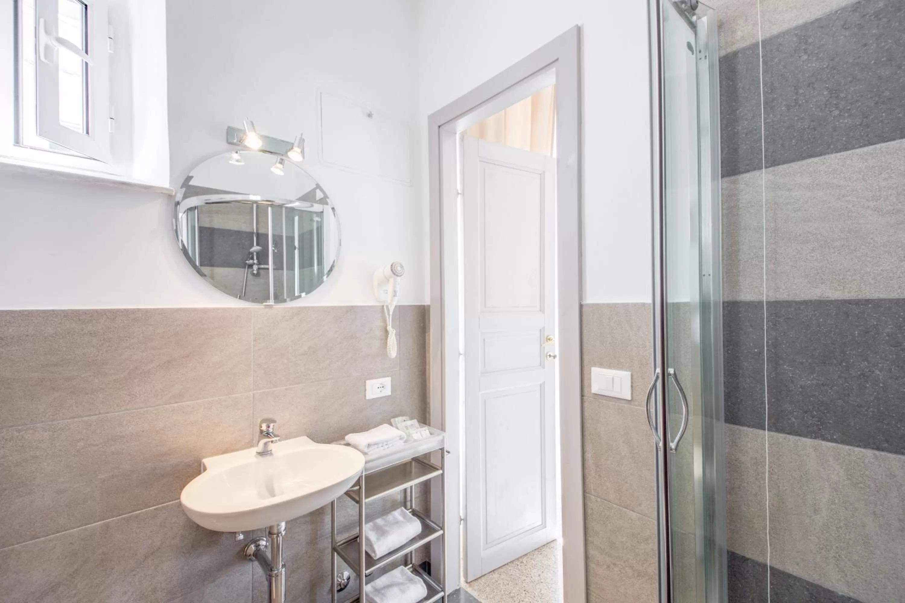 Shower in Biancorèroma B&B