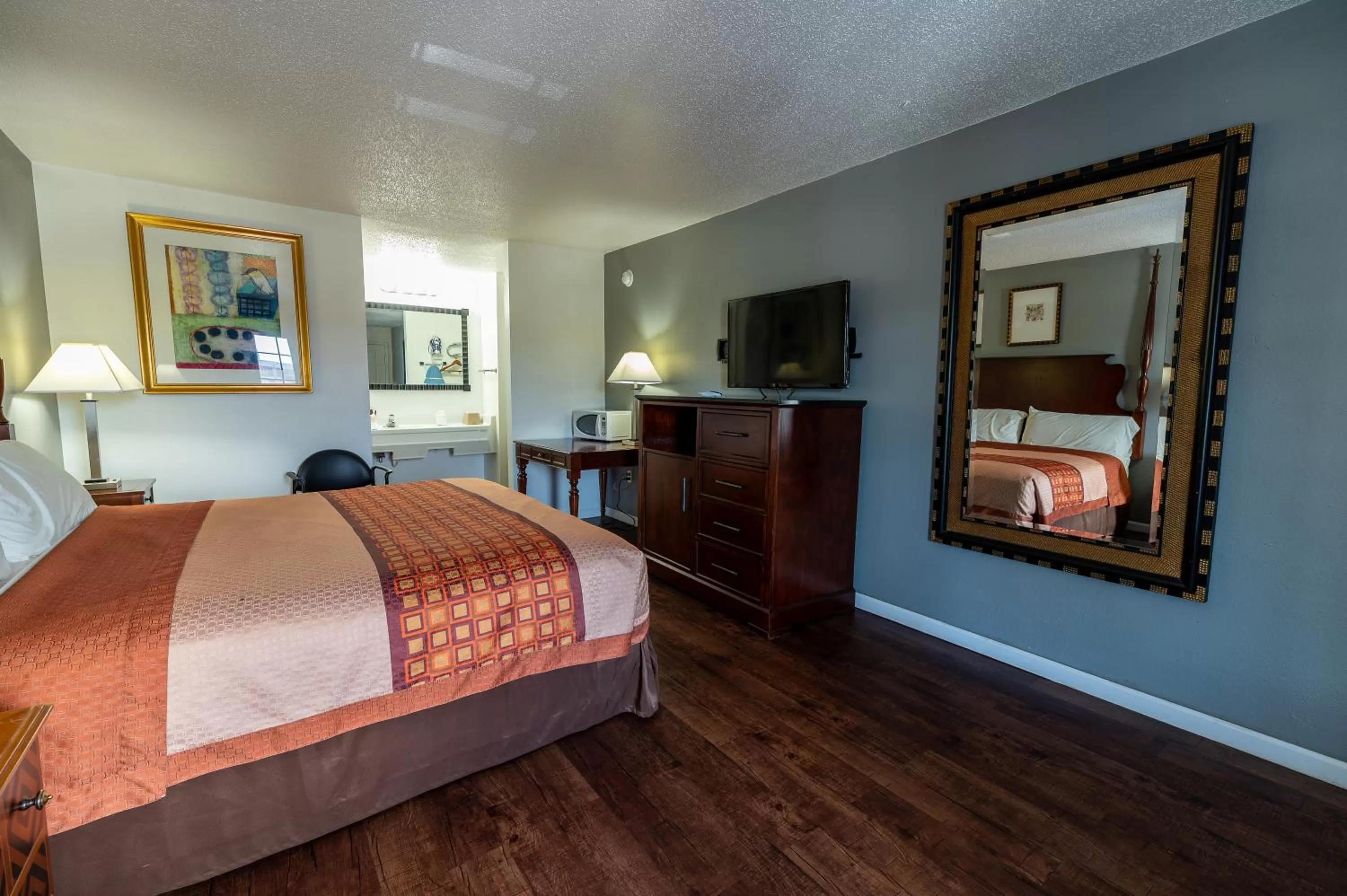 Bed in American Inn & Suites Russellville