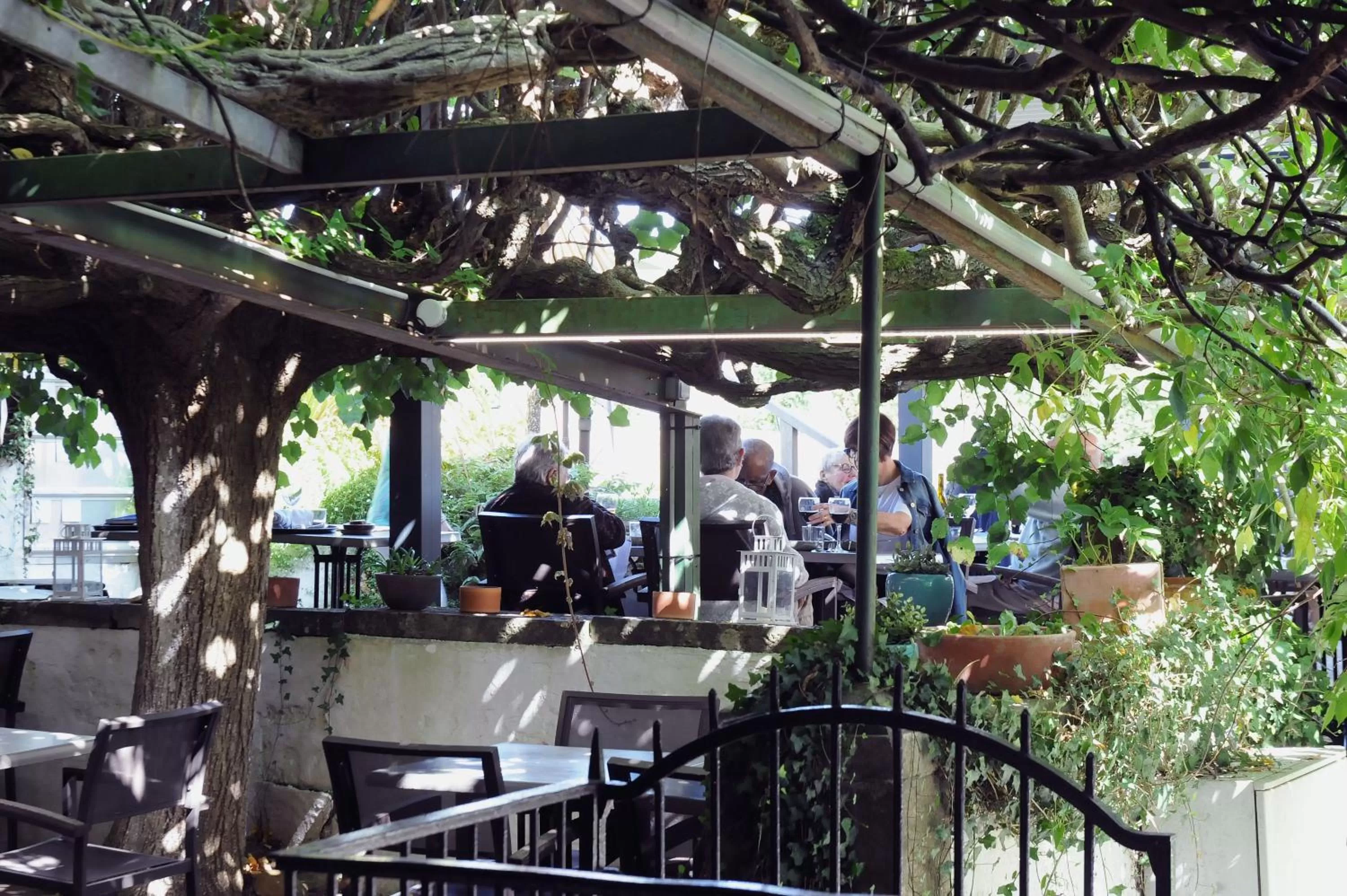 Patio in Logis Hôtel du Chêne
