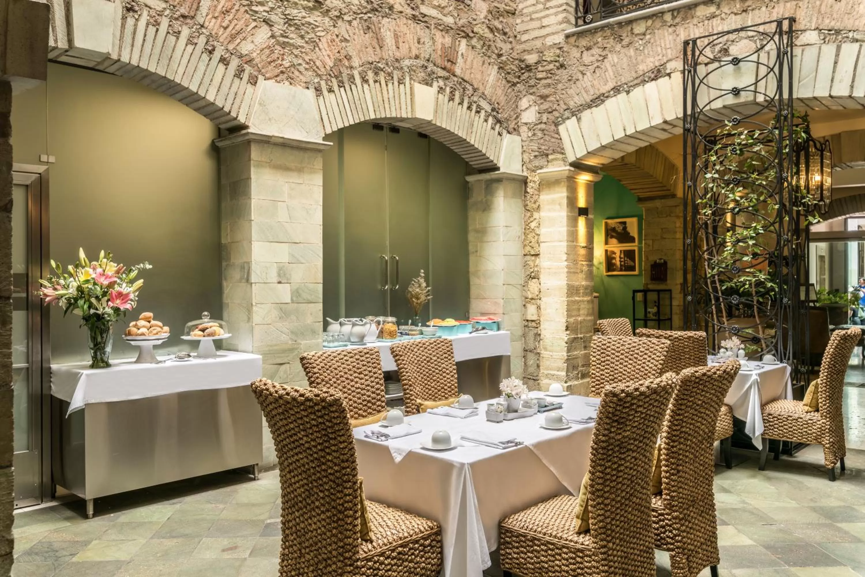 Restaurant/places to eat in Edelmira Hotel Boutique