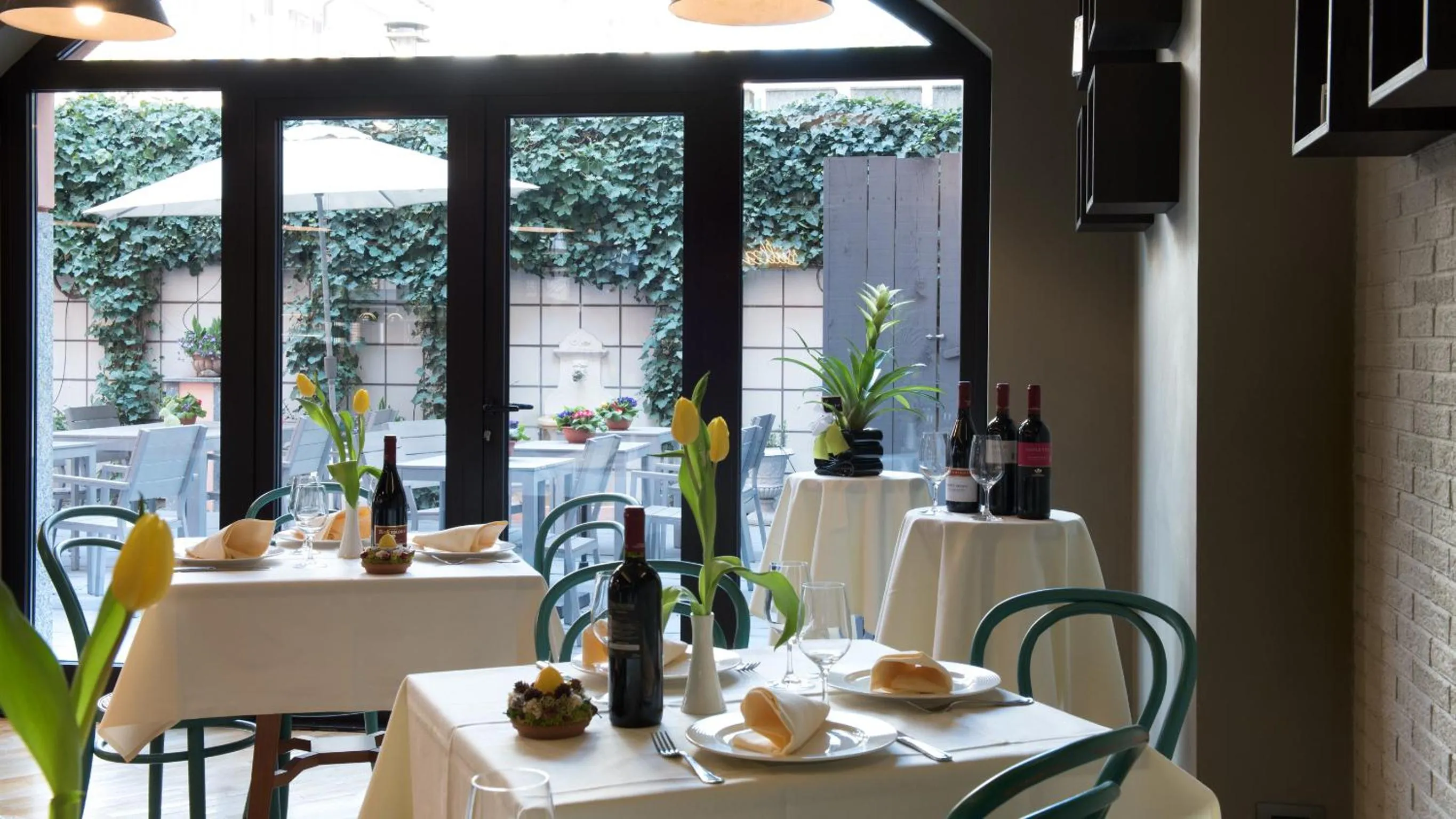 Restaurant/places to eat in Hotel Lombardia