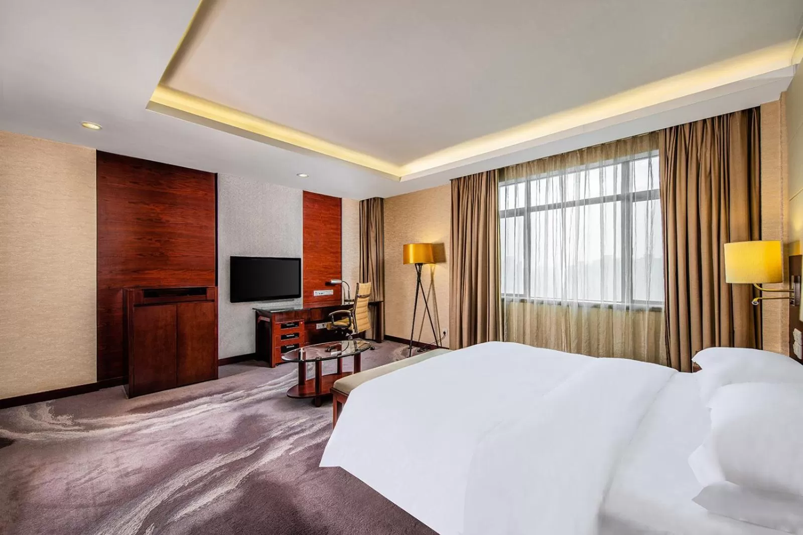 Photo of the whole room, Bed in Crowne Plaza Foshan by IHG