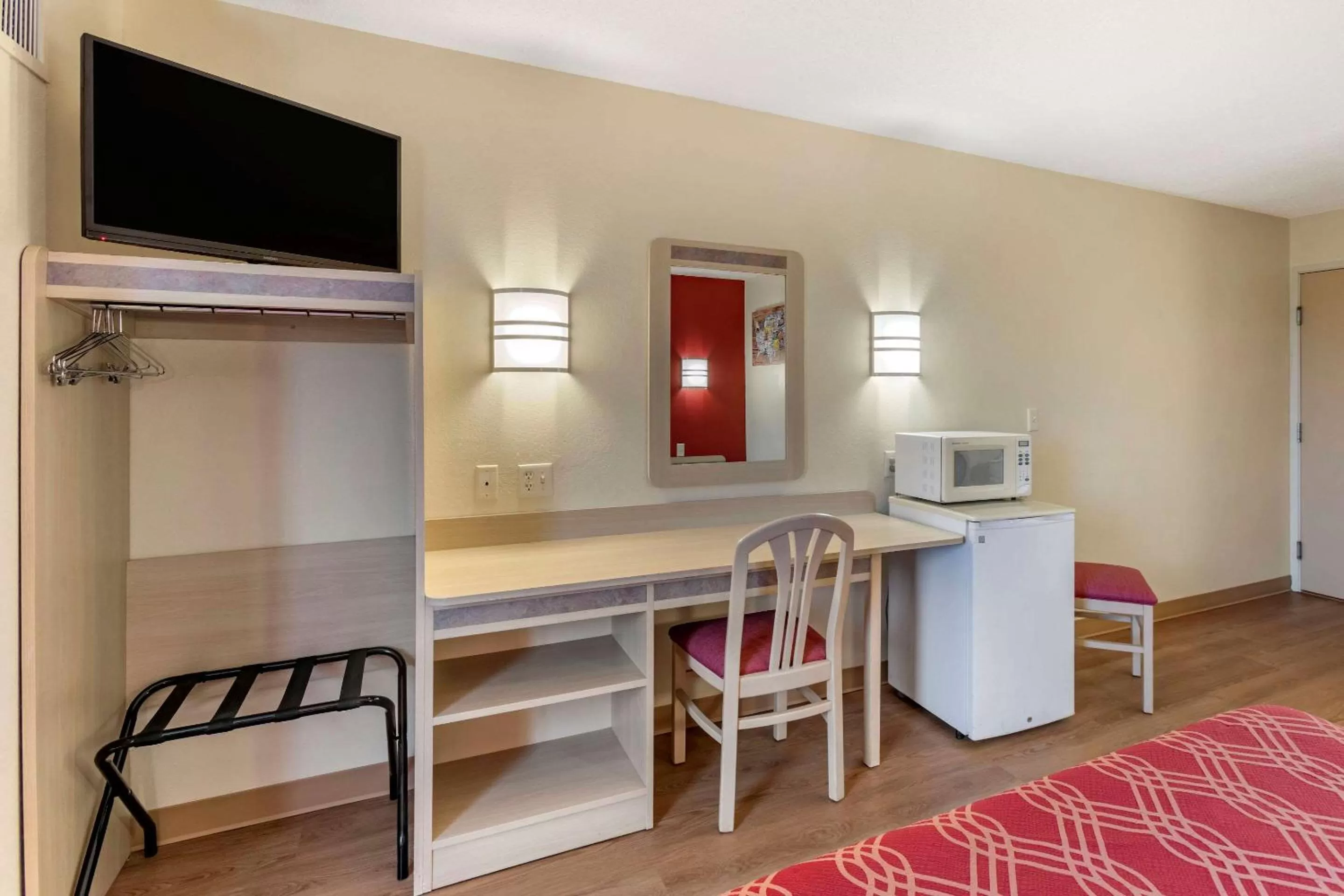 Photo of the whole room, Bed in Econo Lodge