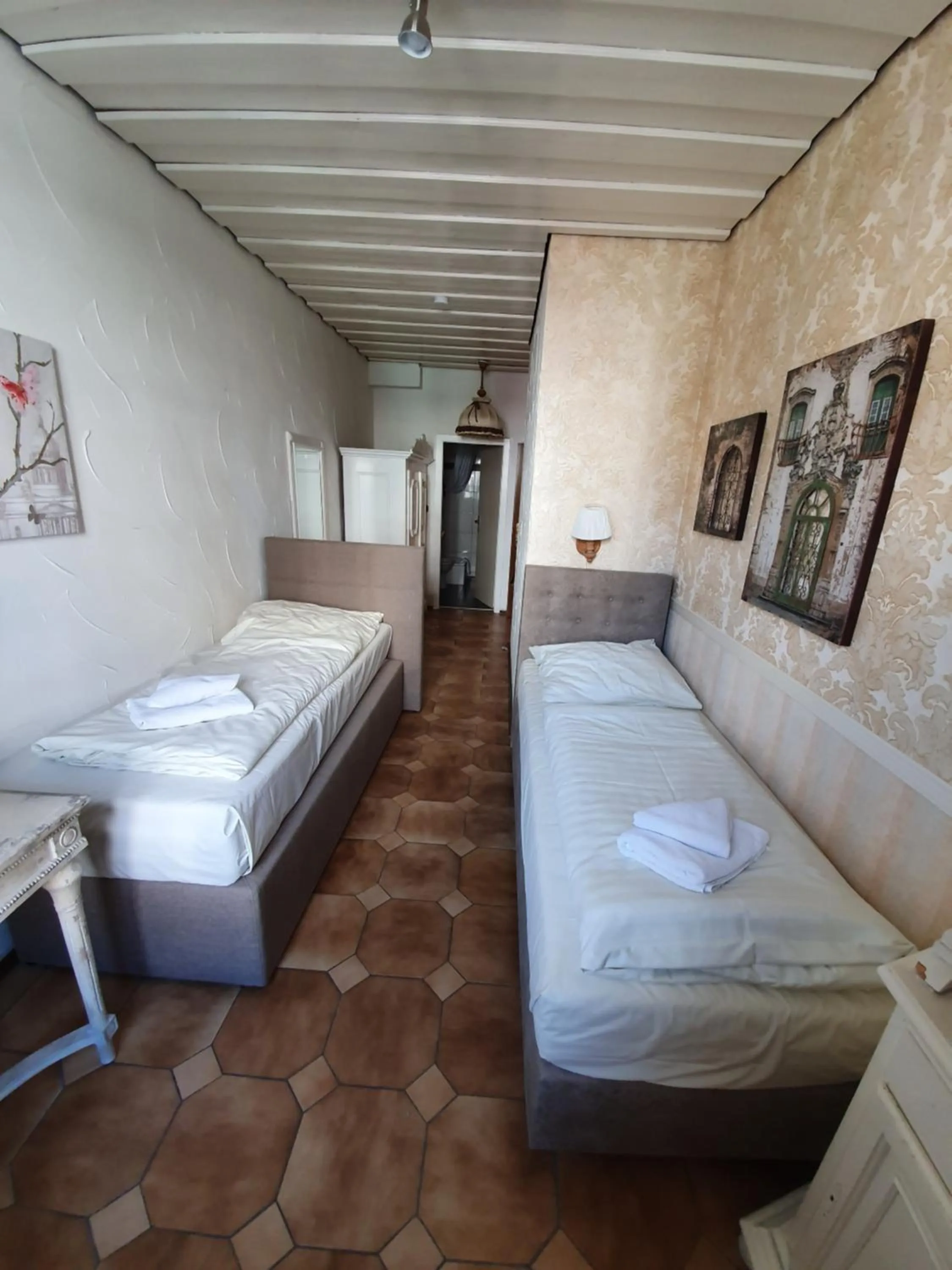 Inner courtyard view, Bed in Pension Seibel