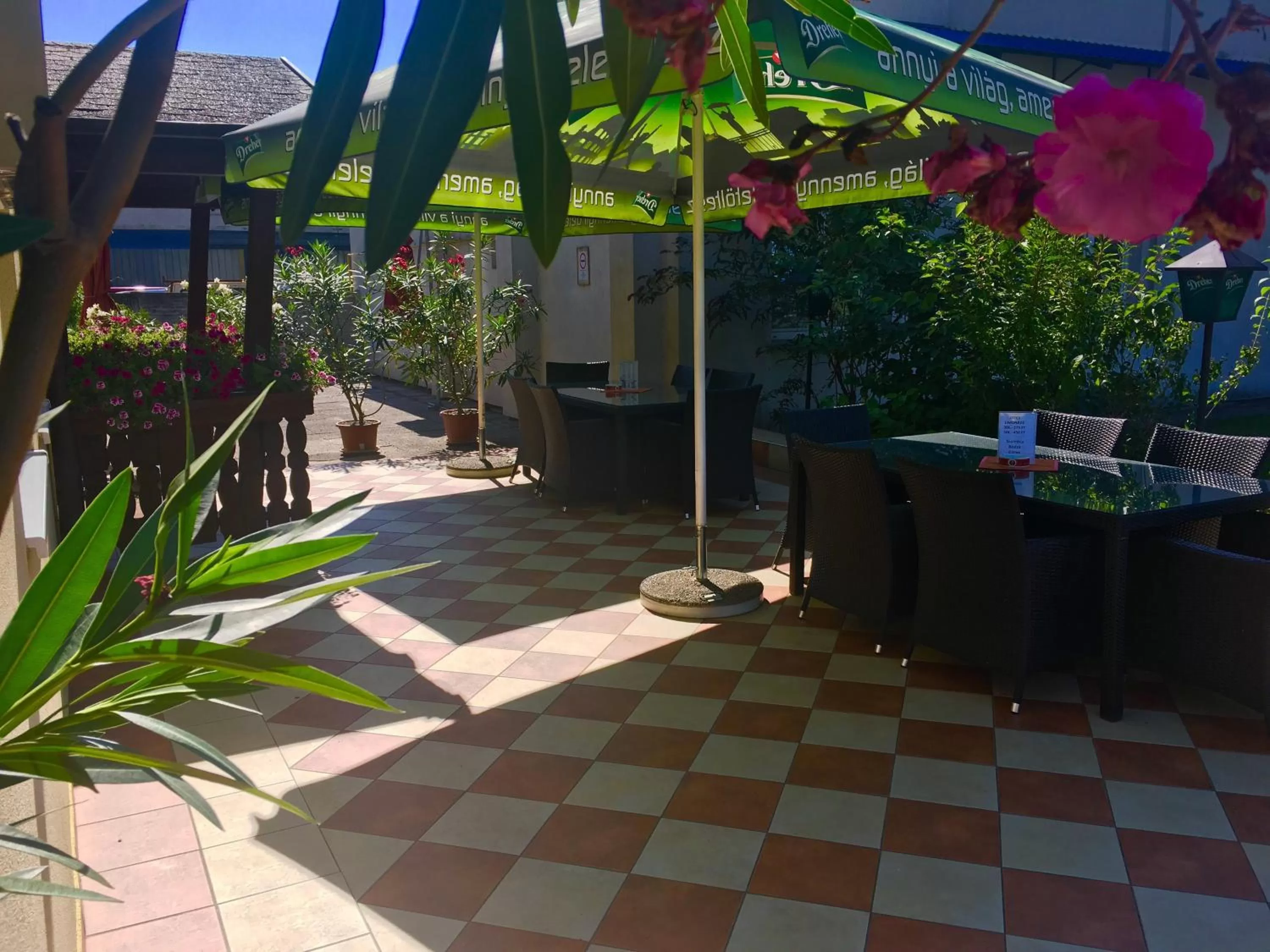 Property building in Romantik Étterem - Panzió