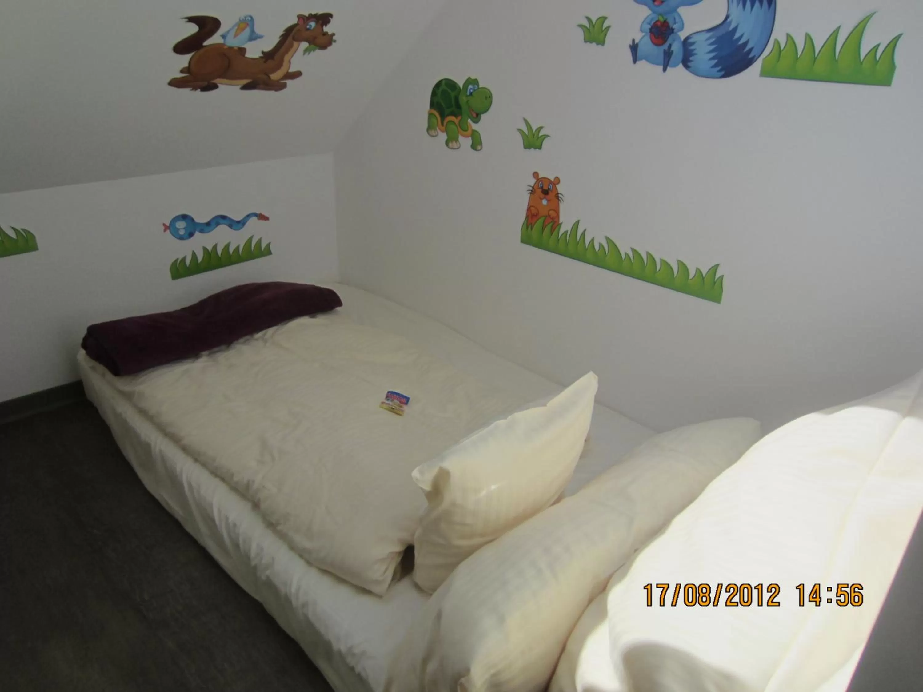 Bed in Hotel DAH-Inn