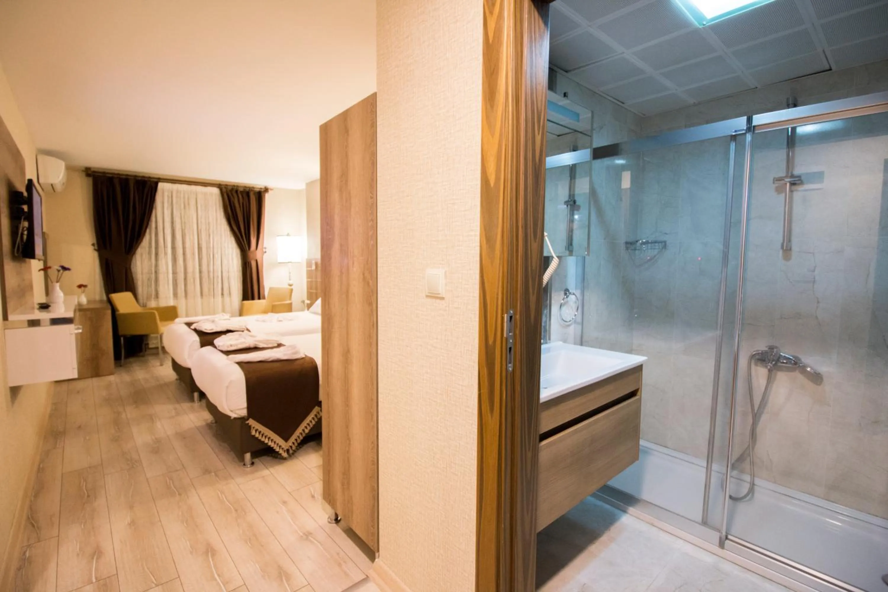 Shower, Bed in Business Han Hotel