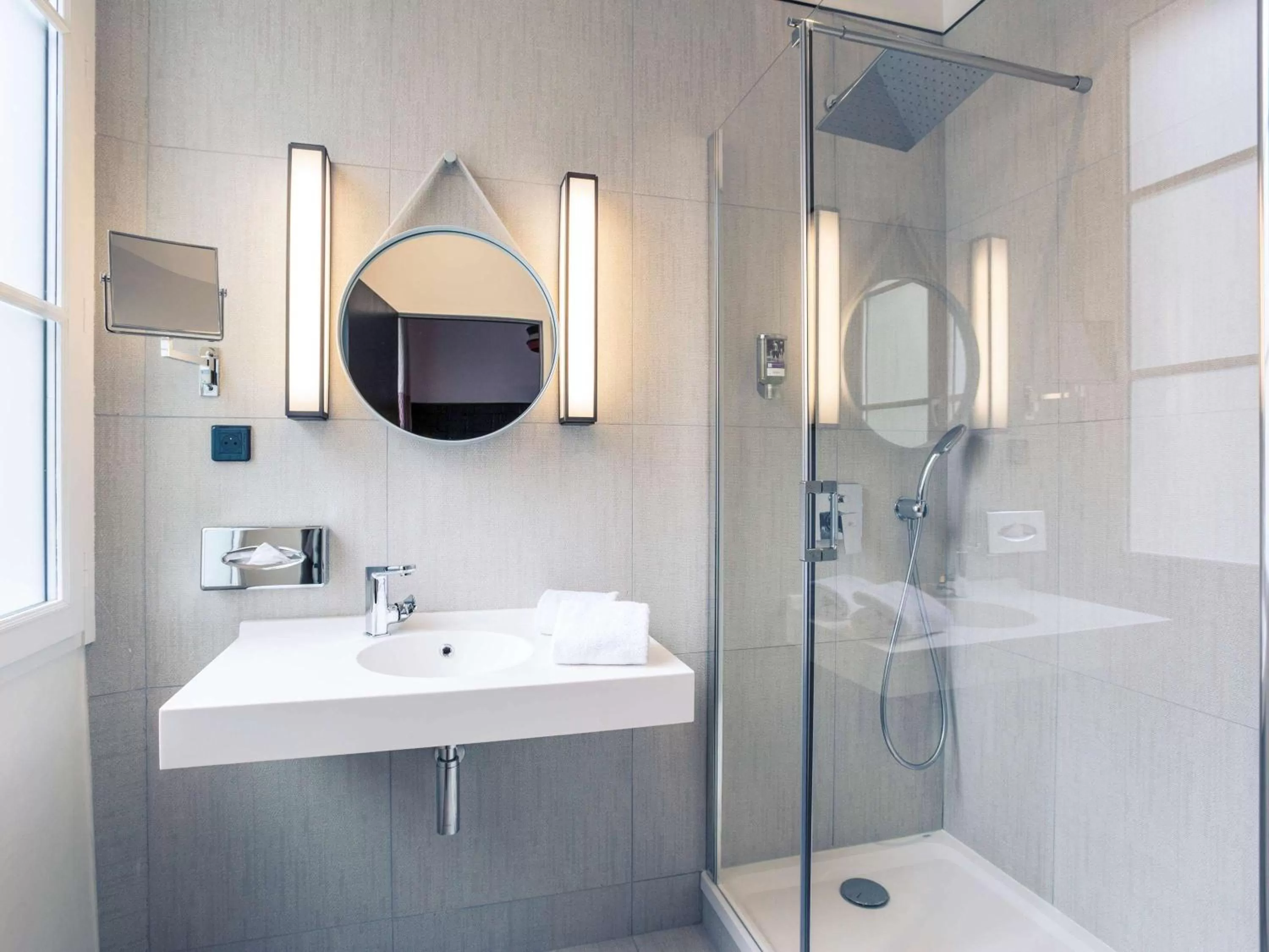 Photo of the whole room in Hôtel Mercure Bayonne Centre Le Grand Hotel