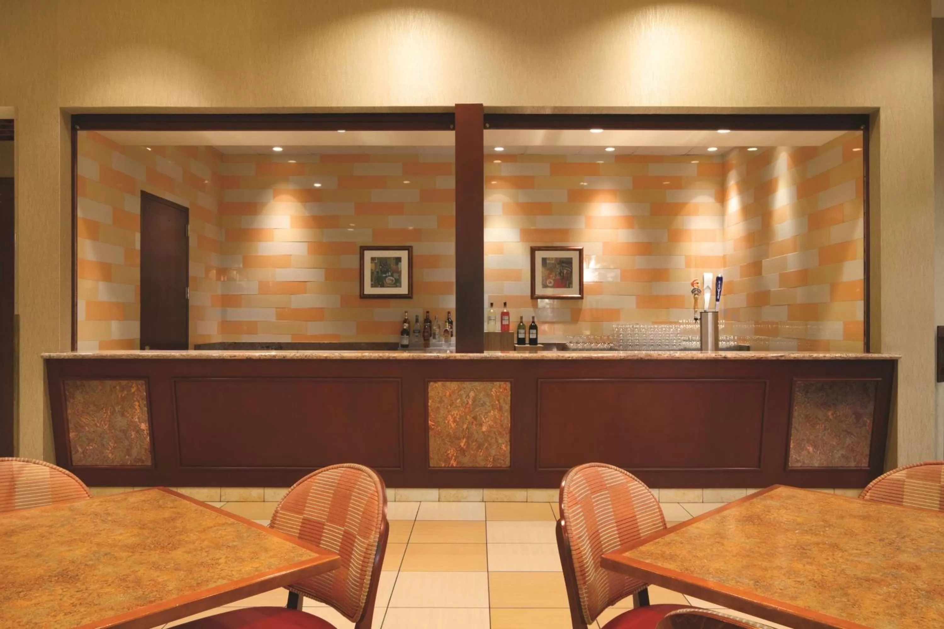 Lounge or bar in Embassy Suites by Hilton Norman Hotel & Conference Center