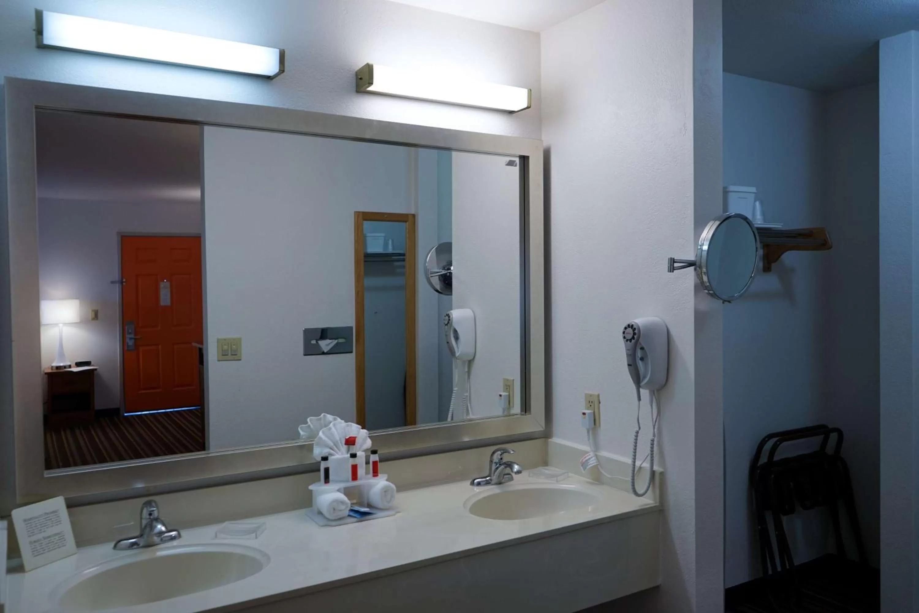 Bathroom in Howard Johnson by Wyndham Salinas