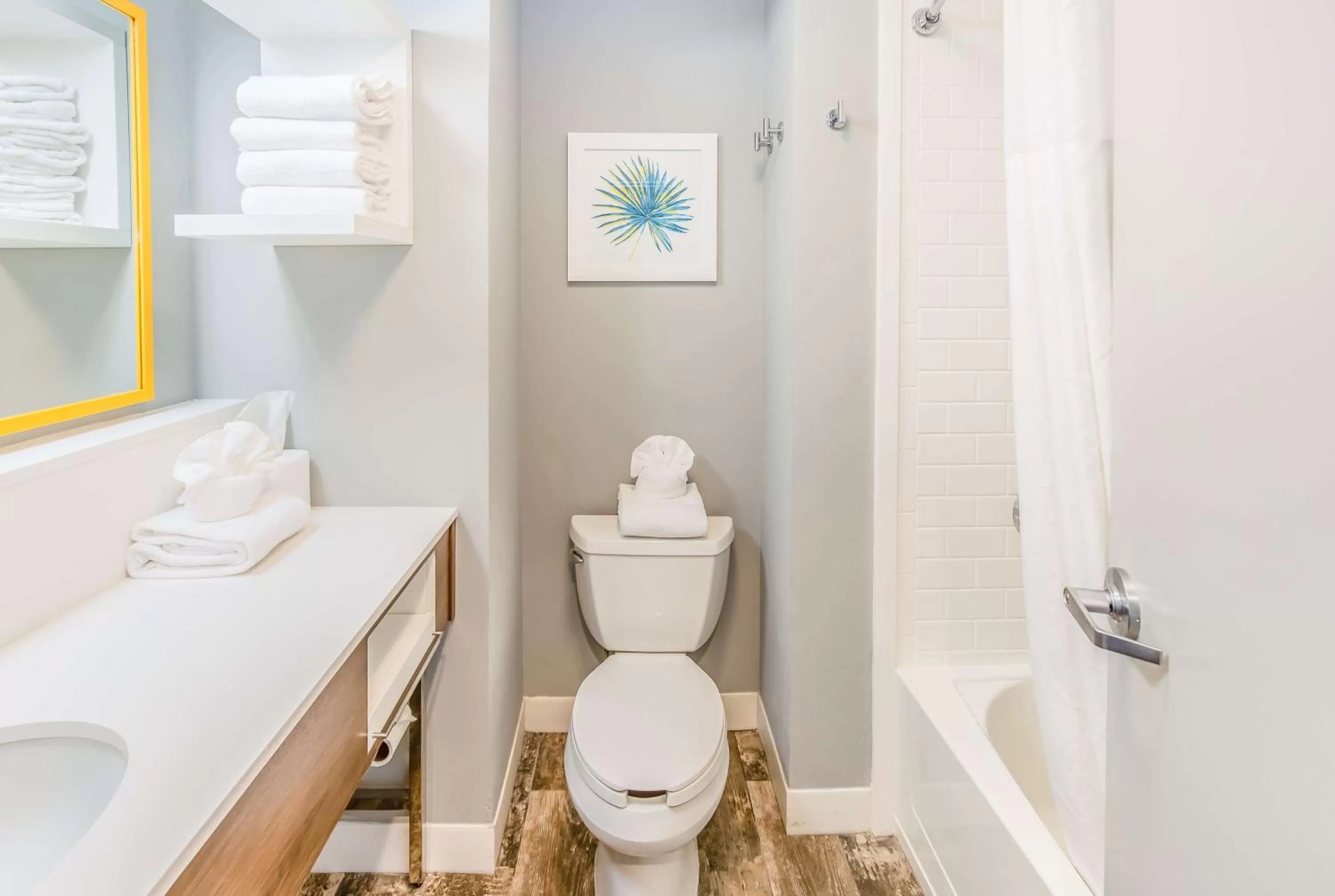 Living room, Bed in Hampton Inn Pensacola Beach