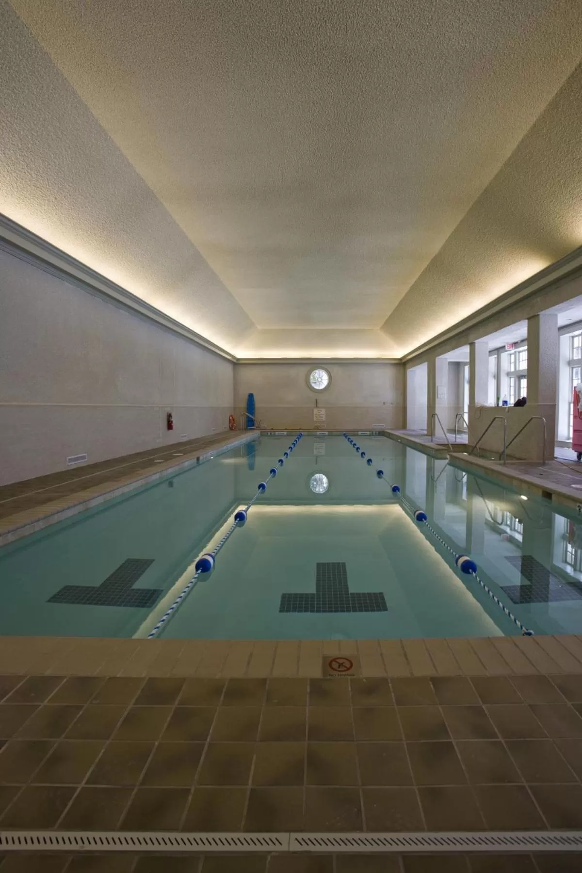 Swimming pool in Williamsburg Lodge, Autograph Collection