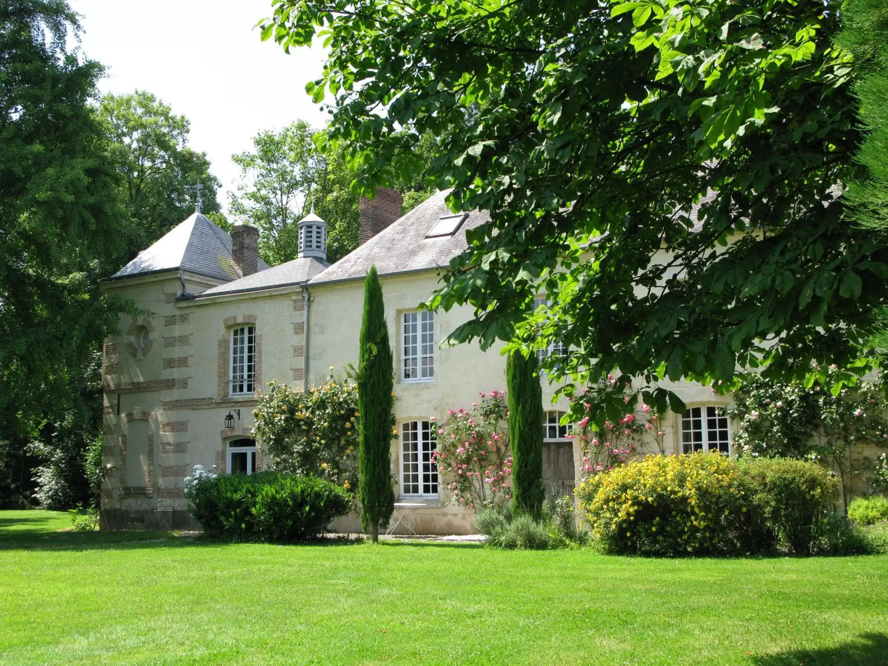 Property Building in les grandes hayes Property Building in les grandes hayes