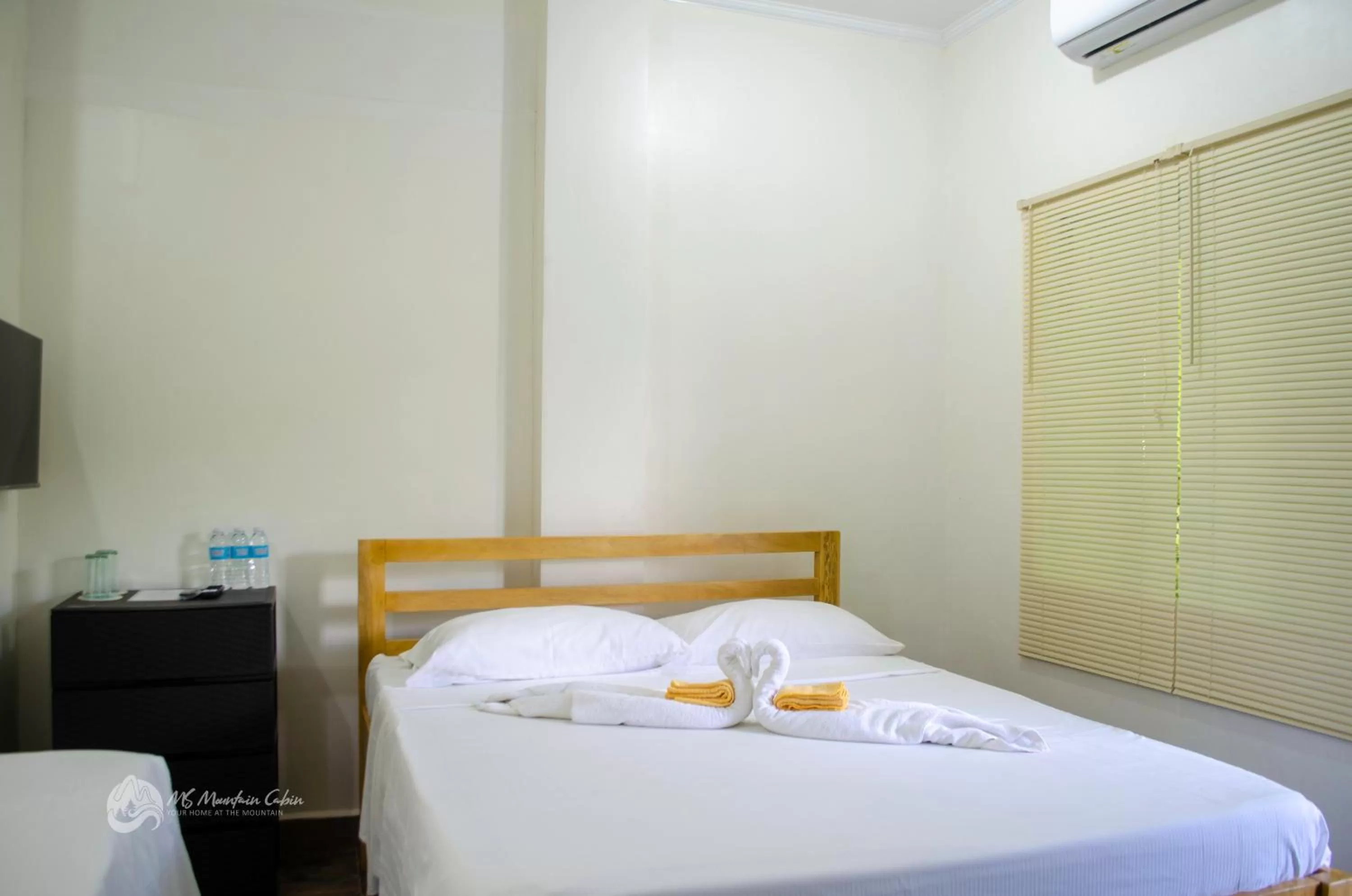 Communal lounge/ TV room, Bed in MS Mountain Cabin