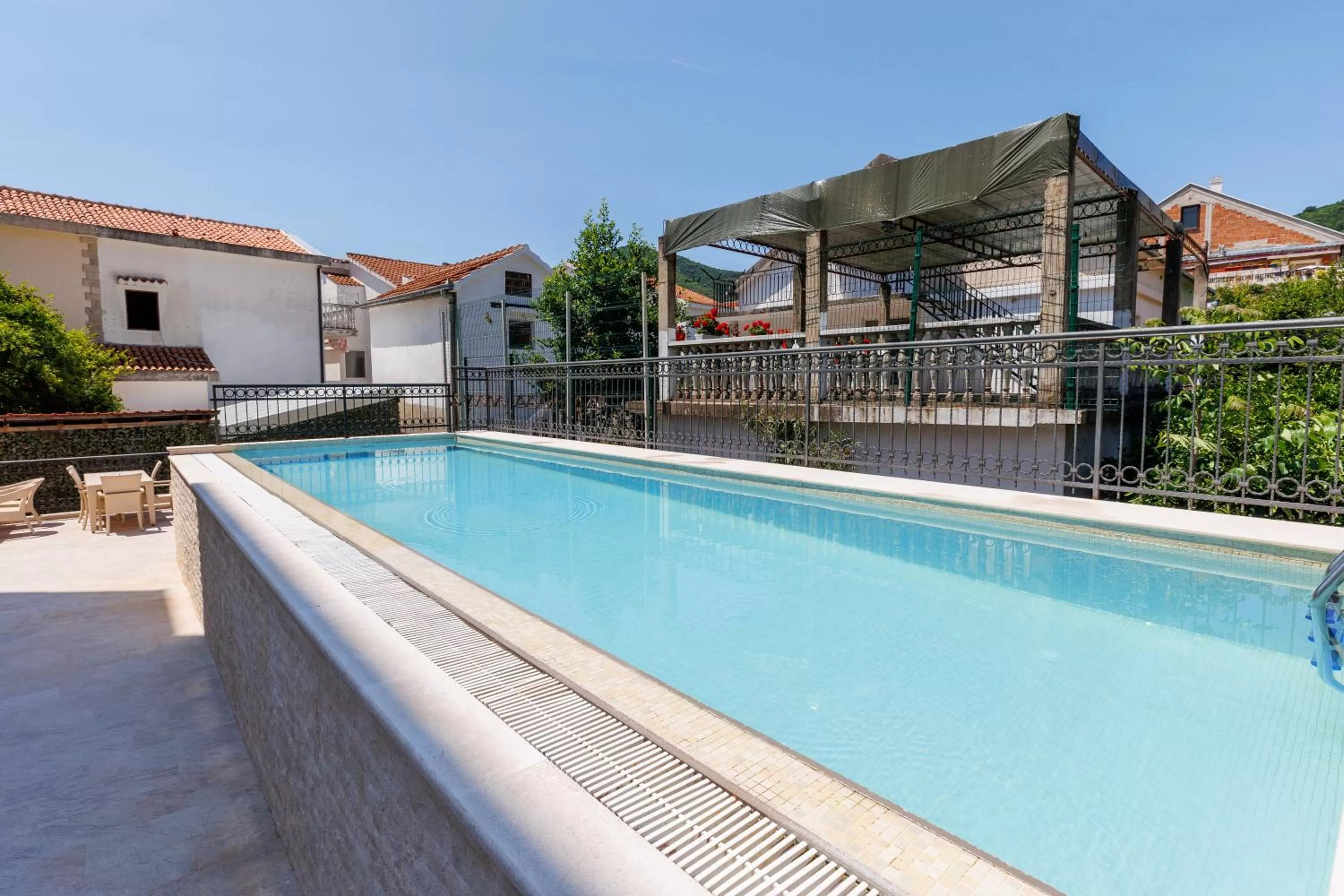 Swimming pool in Hotel Kadmo by Aycon