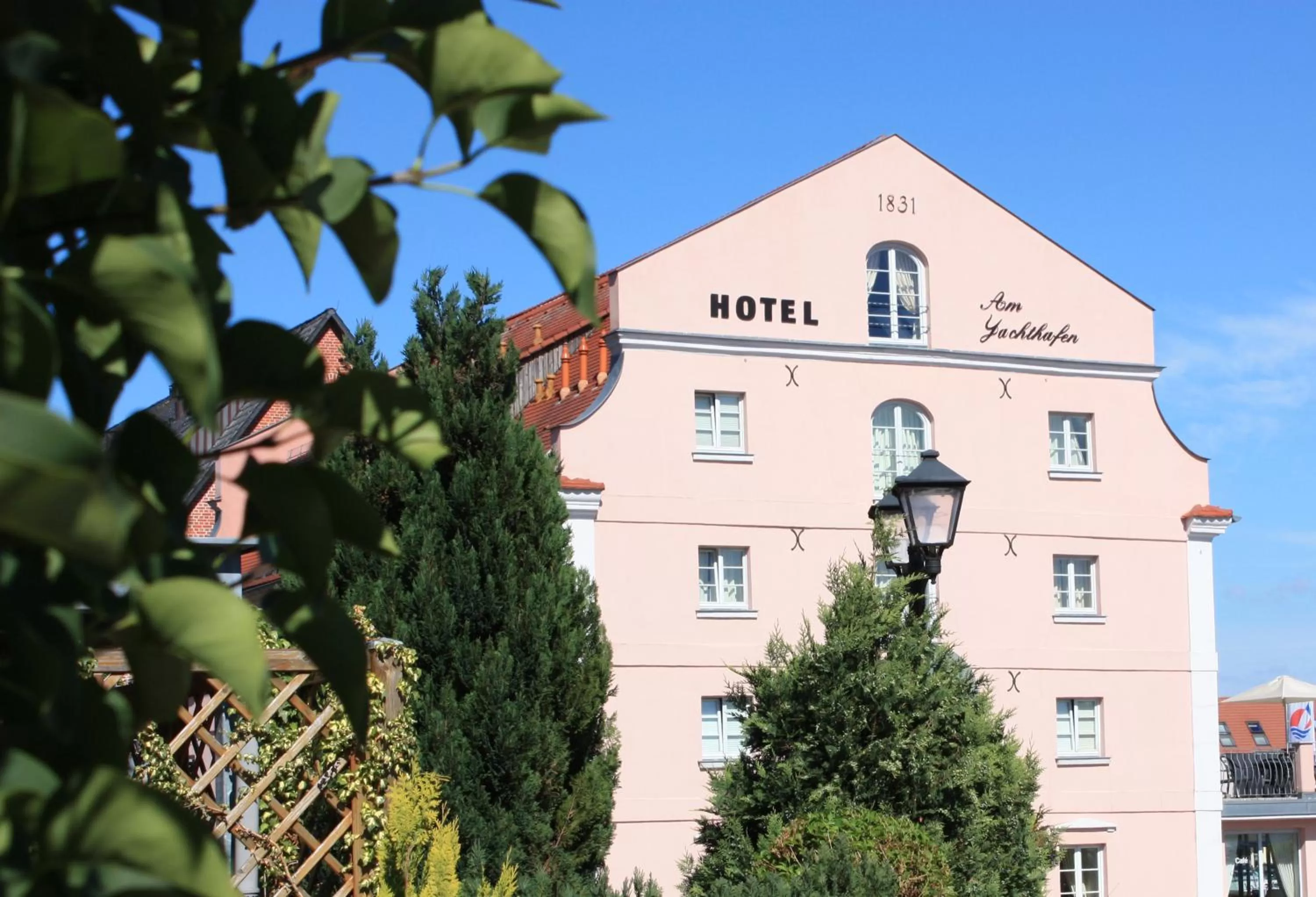 Property building in Hotel Am Yachthafen