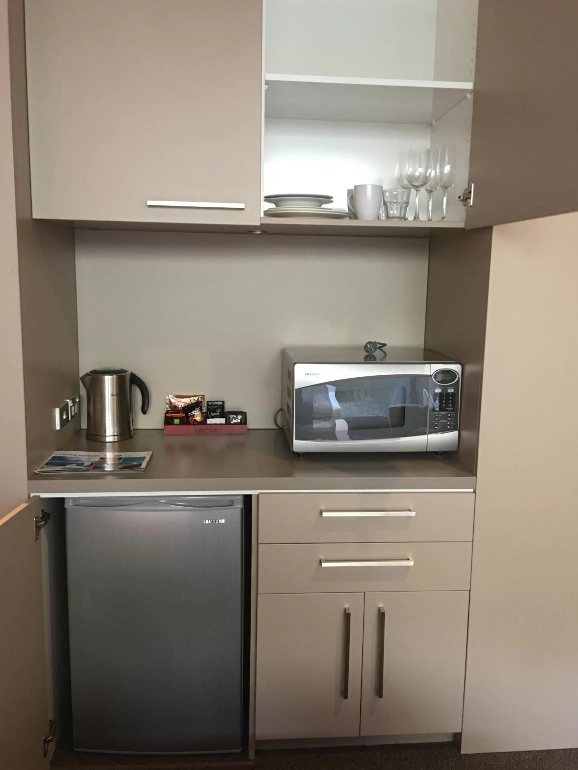 Kitchen or kitchenette in Highview Apartments