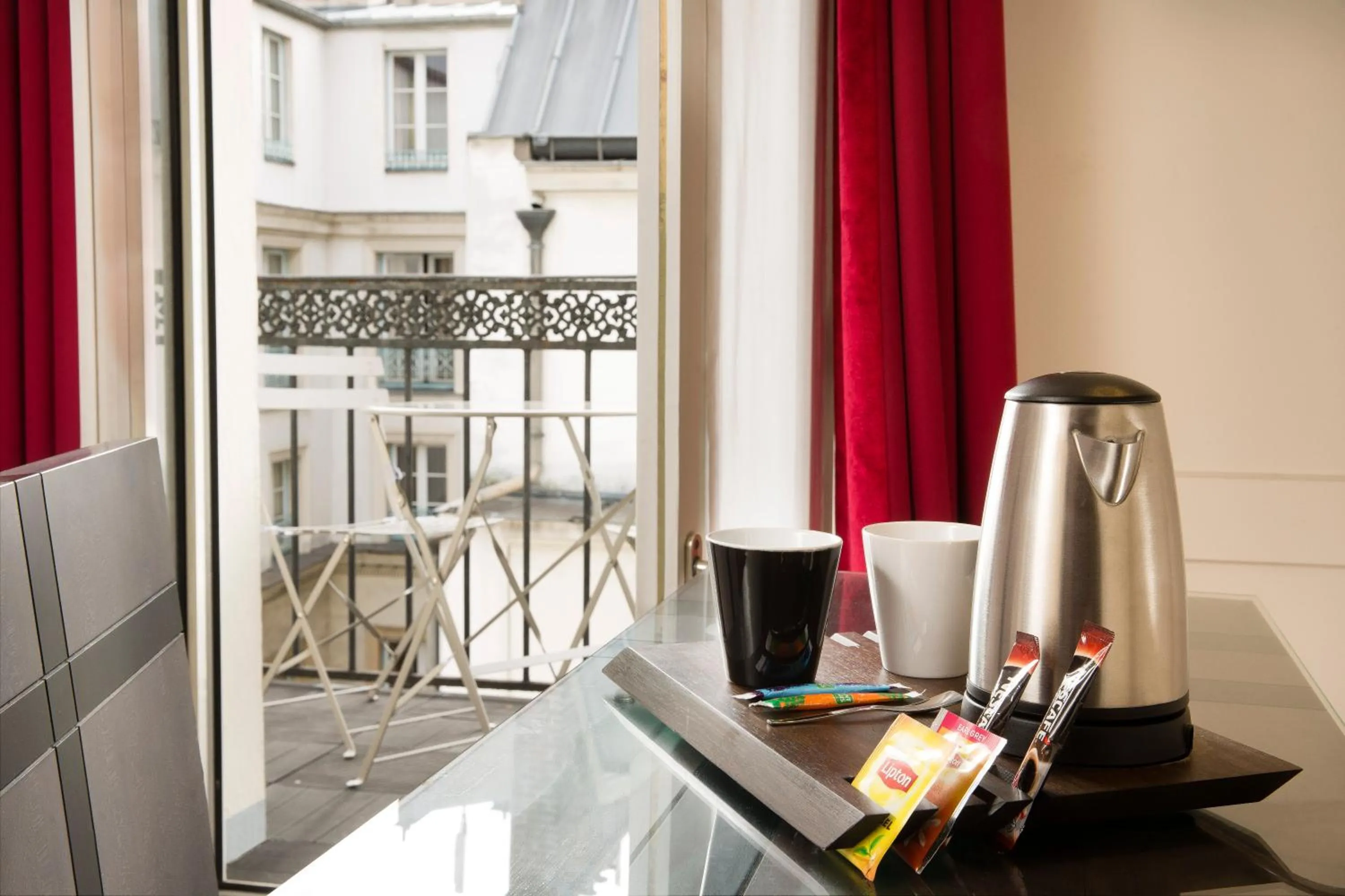 Coffee/tea facilities in Hôtel Mondial