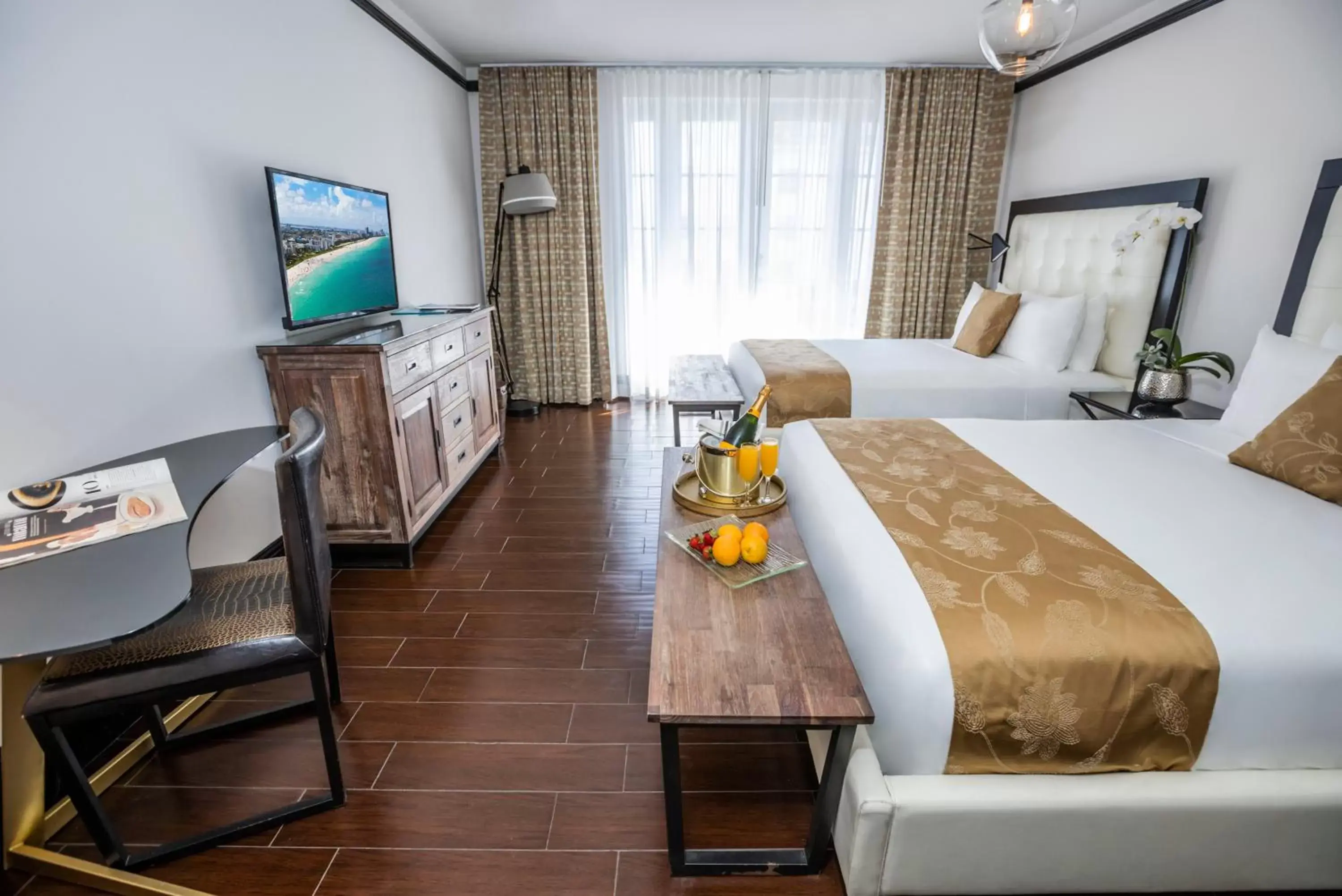 Classic Double Queen Pool View Room in Hotel Croydon Classic Double Queen Pool View Room in Hotel Croydon