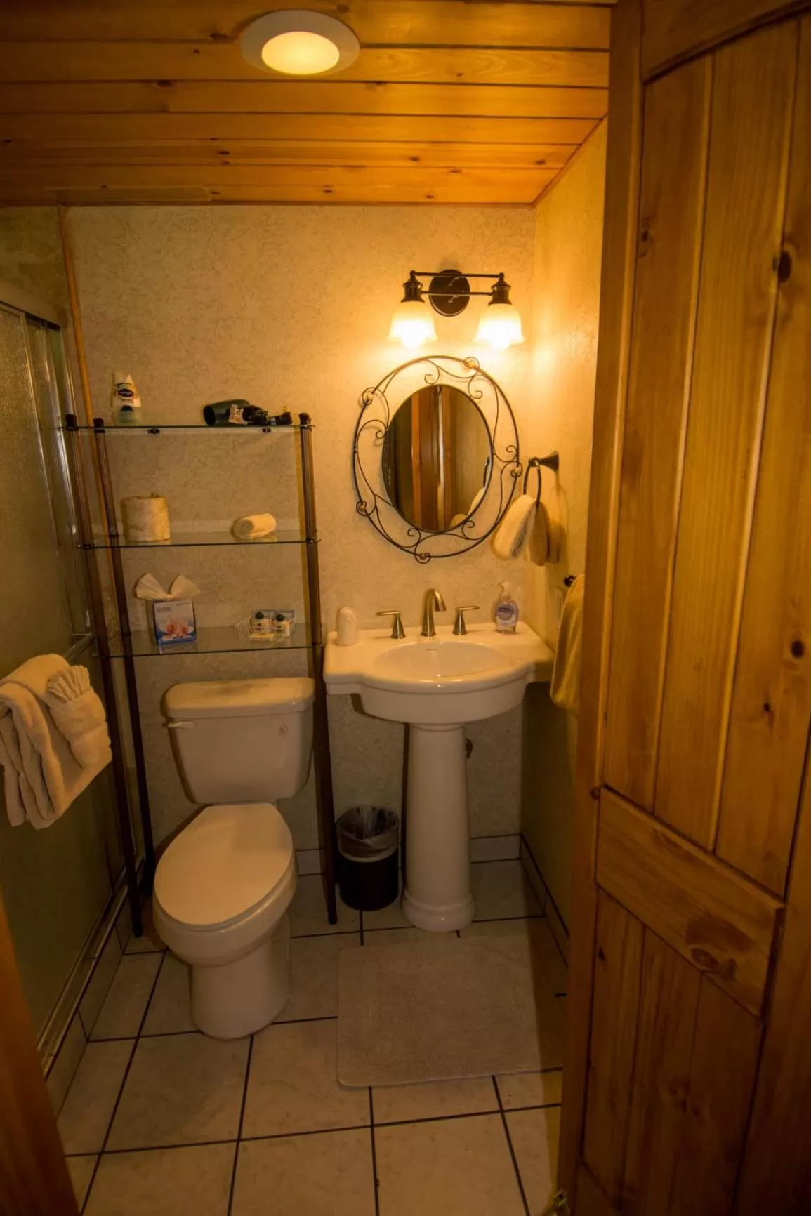 Bathroom in Hillcrest Suites & Cabins