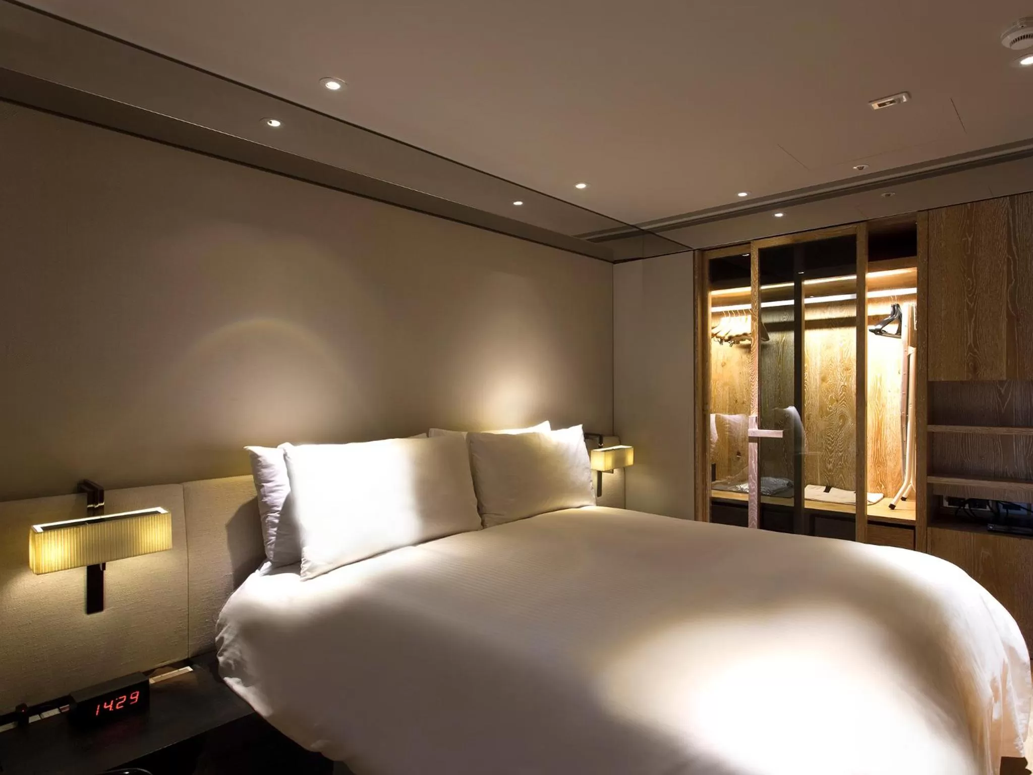 Bedroom, Bed in Gloria Residence