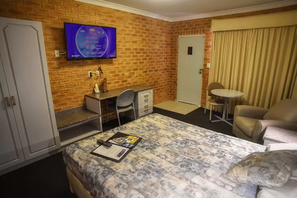 Photo of the whole room, Bed in The Crossing Motel