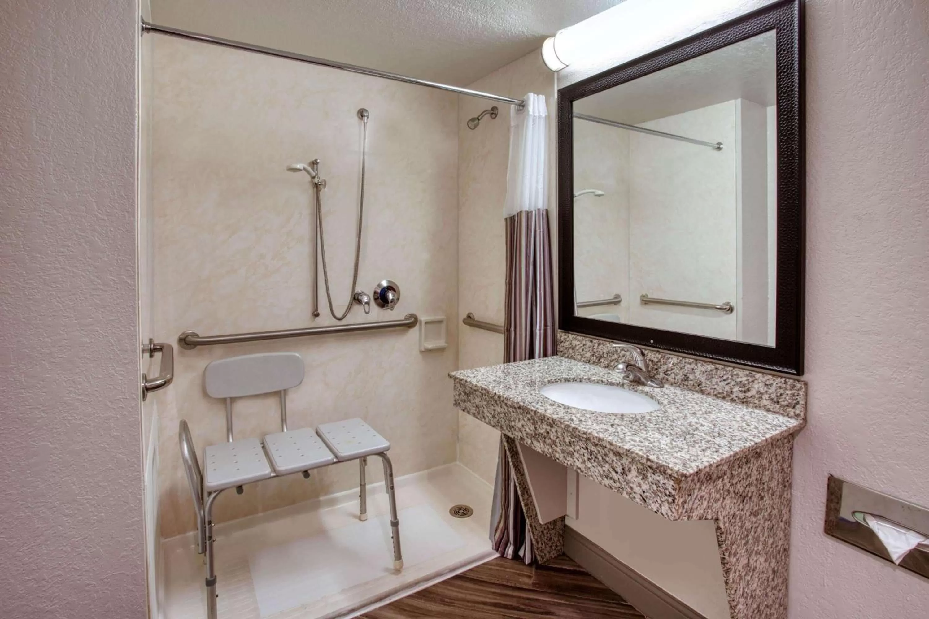 Bathroom in La Quinta by Wyndham Minneapolis Bloomington W - FREE AIRPORT SHUTTLE