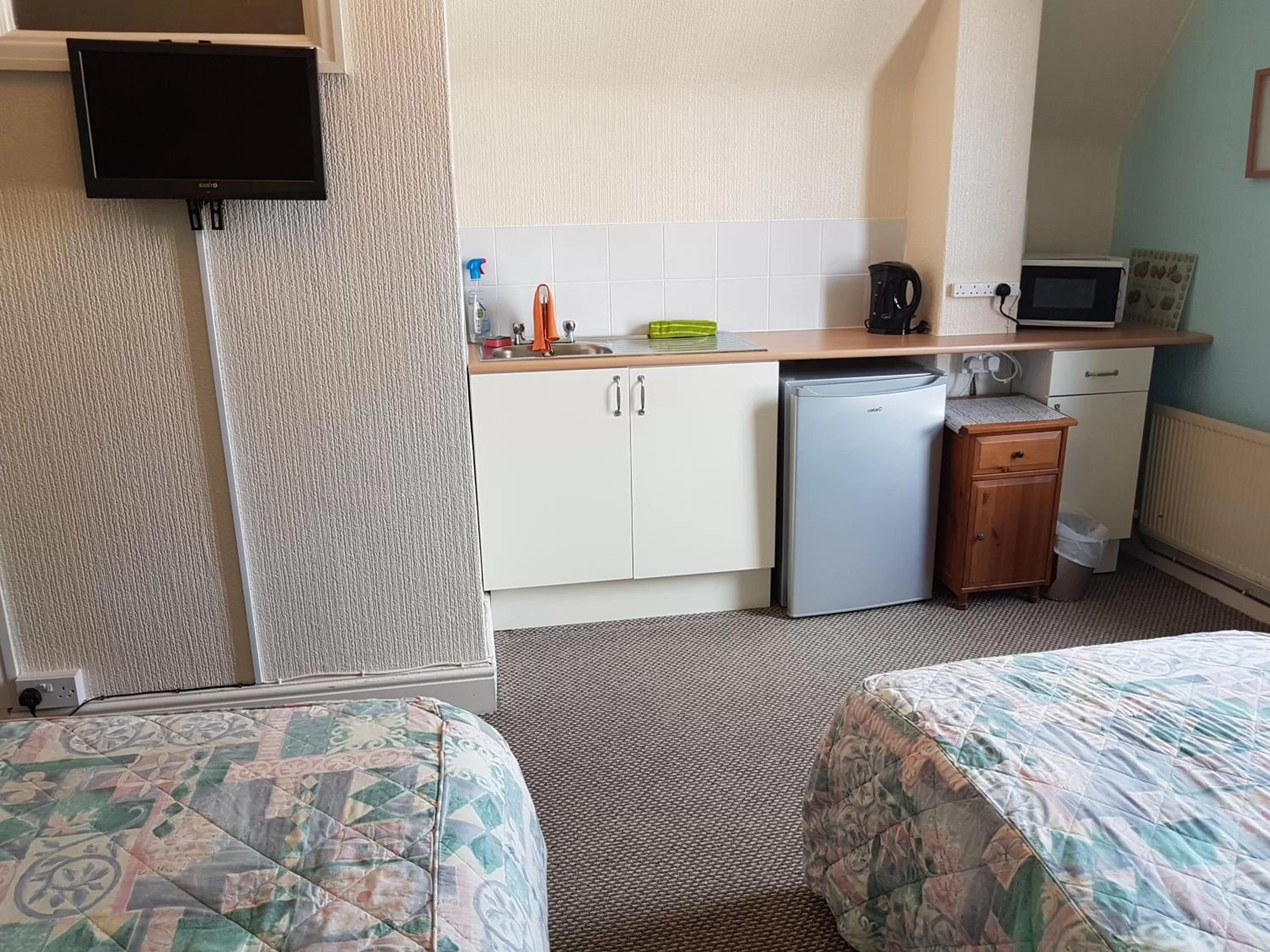 Kitchen or kitchenette, Bed in Cumbria Guest House