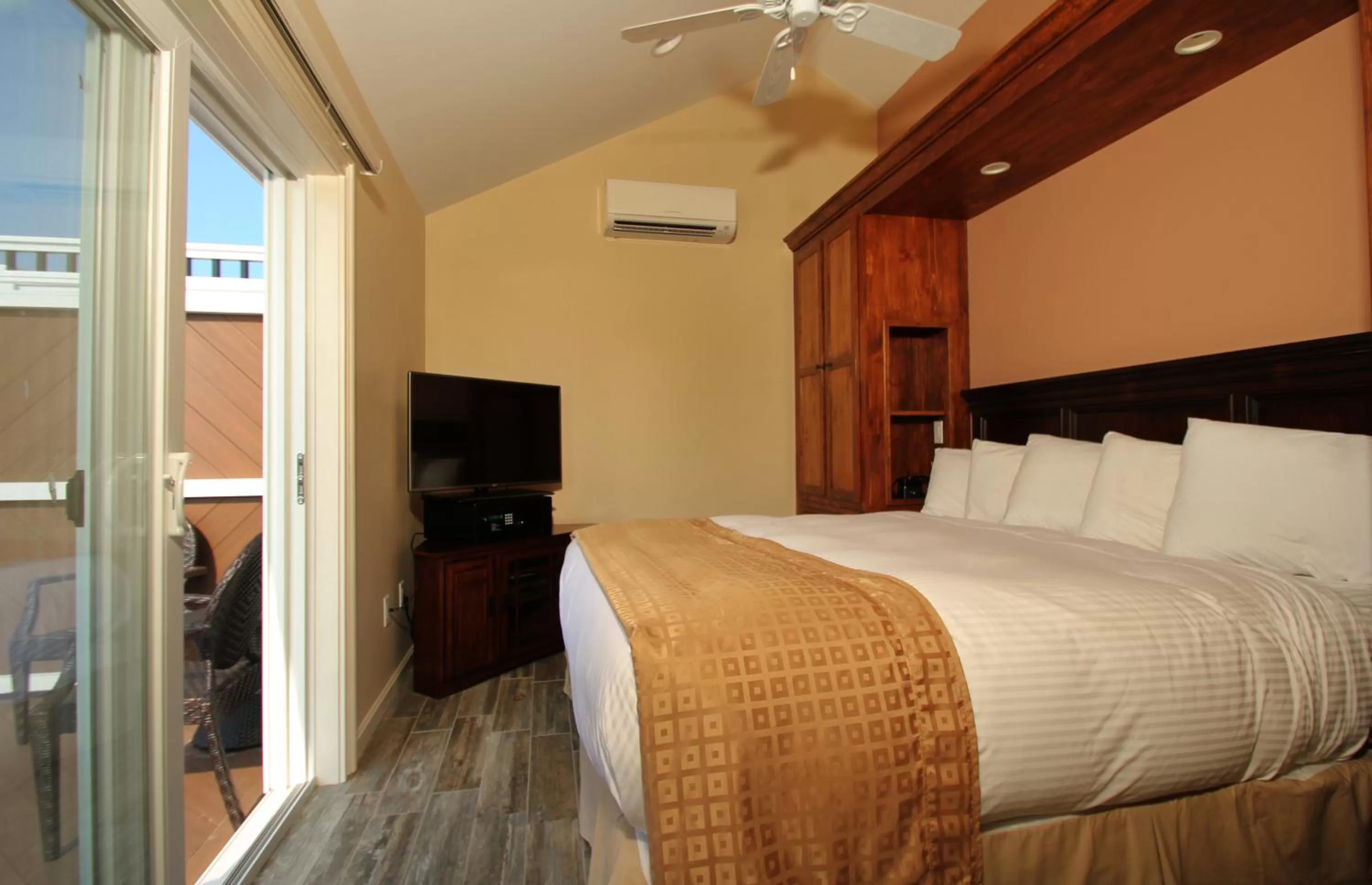 Tidal King Suite in Norseman Resort on the Beach