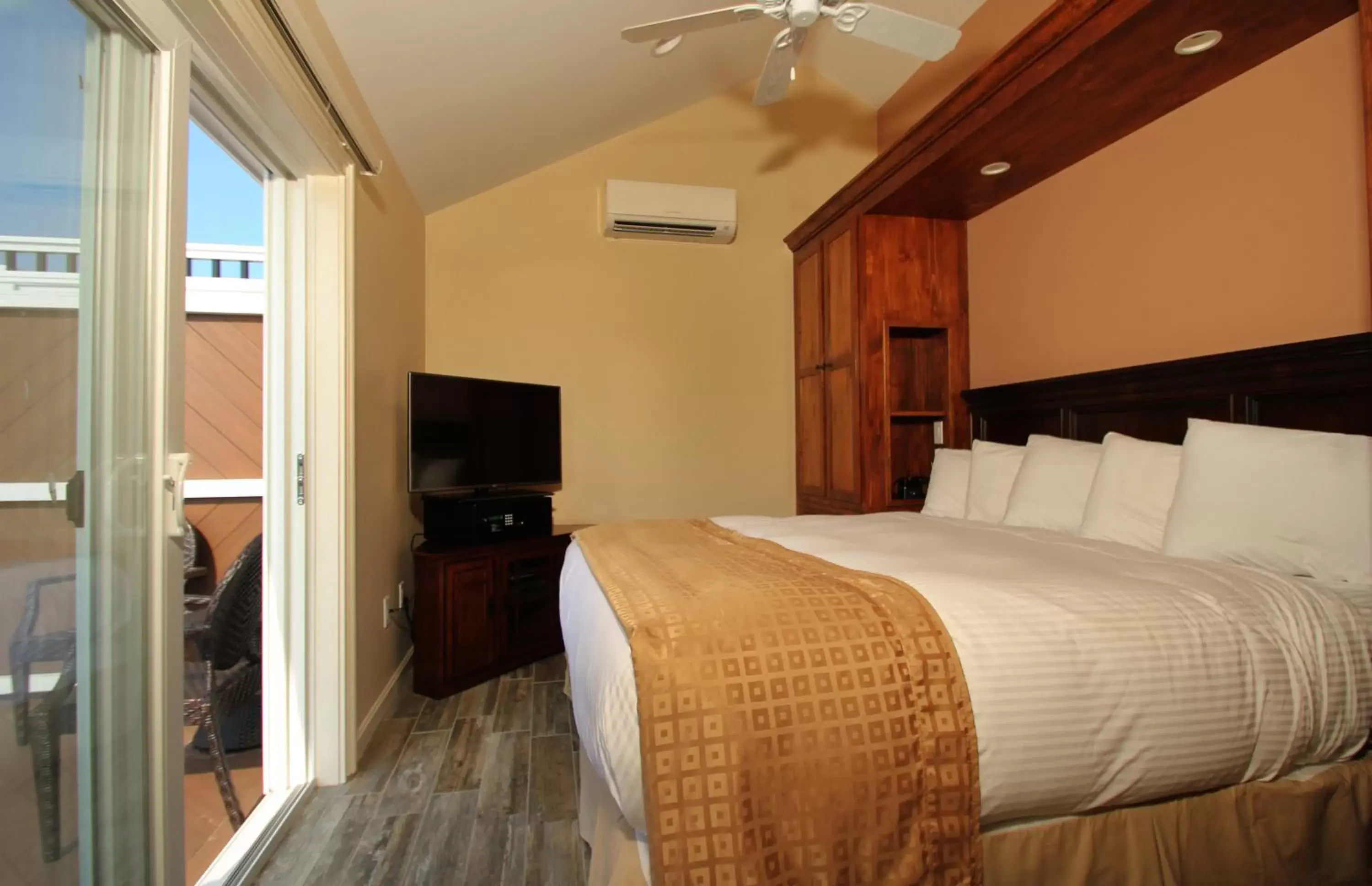 Tidal King Suite in Norseman Resort on the Beach Tidal King Suite in Norseman Resort on the Beach